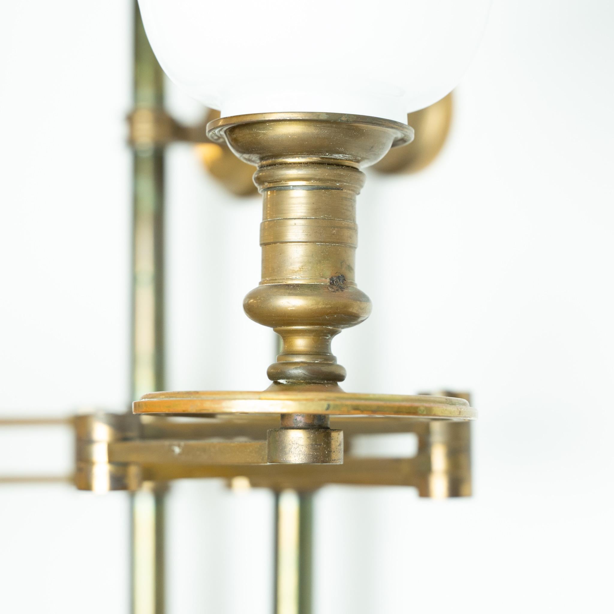 Pareja francesa del siglo XX de lámparas de pared de latón de Maison Charles Hecho a mano en venta