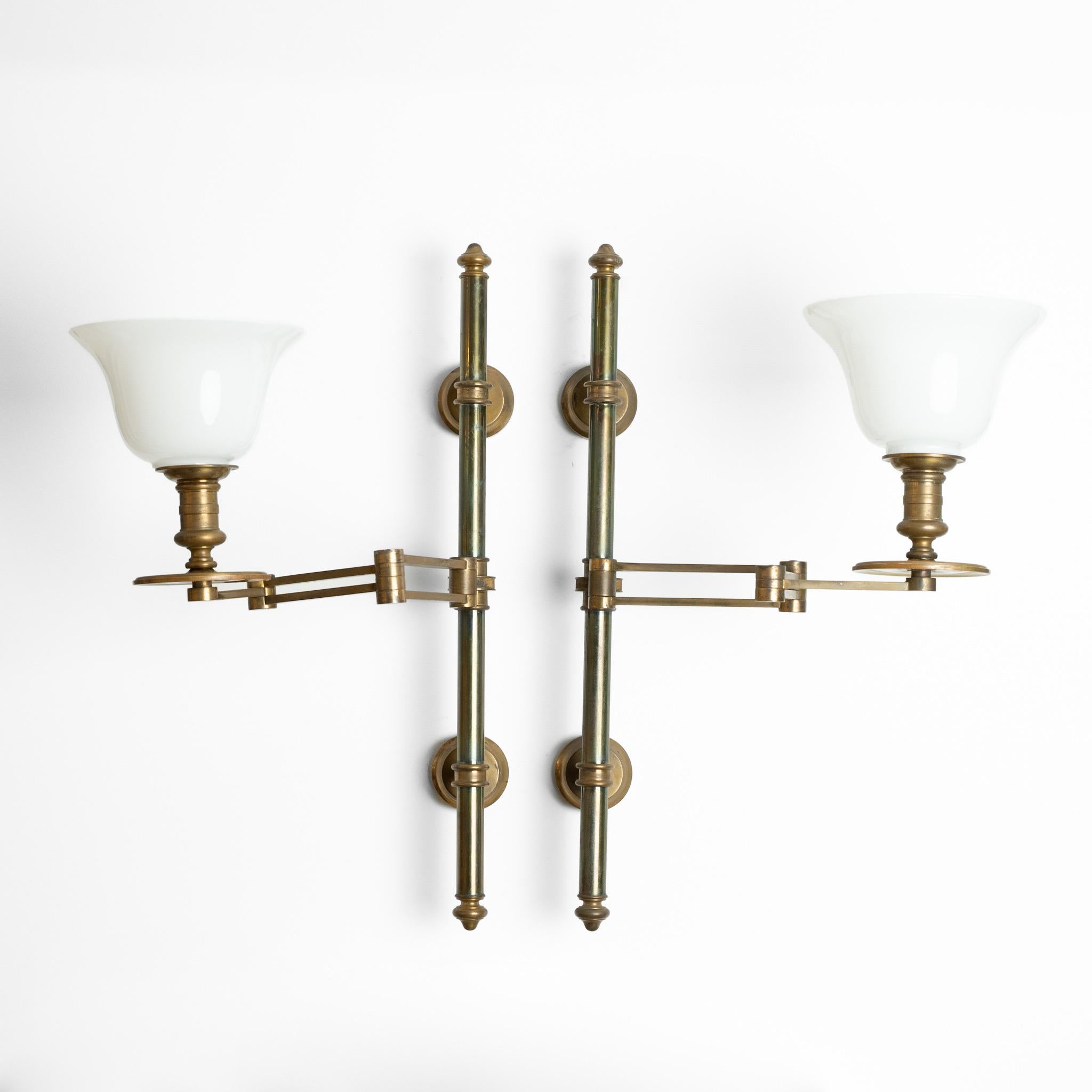 Pareja francesa del siglo XX de lámparas de pared de latón de Maison Charles en Bueno estado para la venta en Southampton, GB