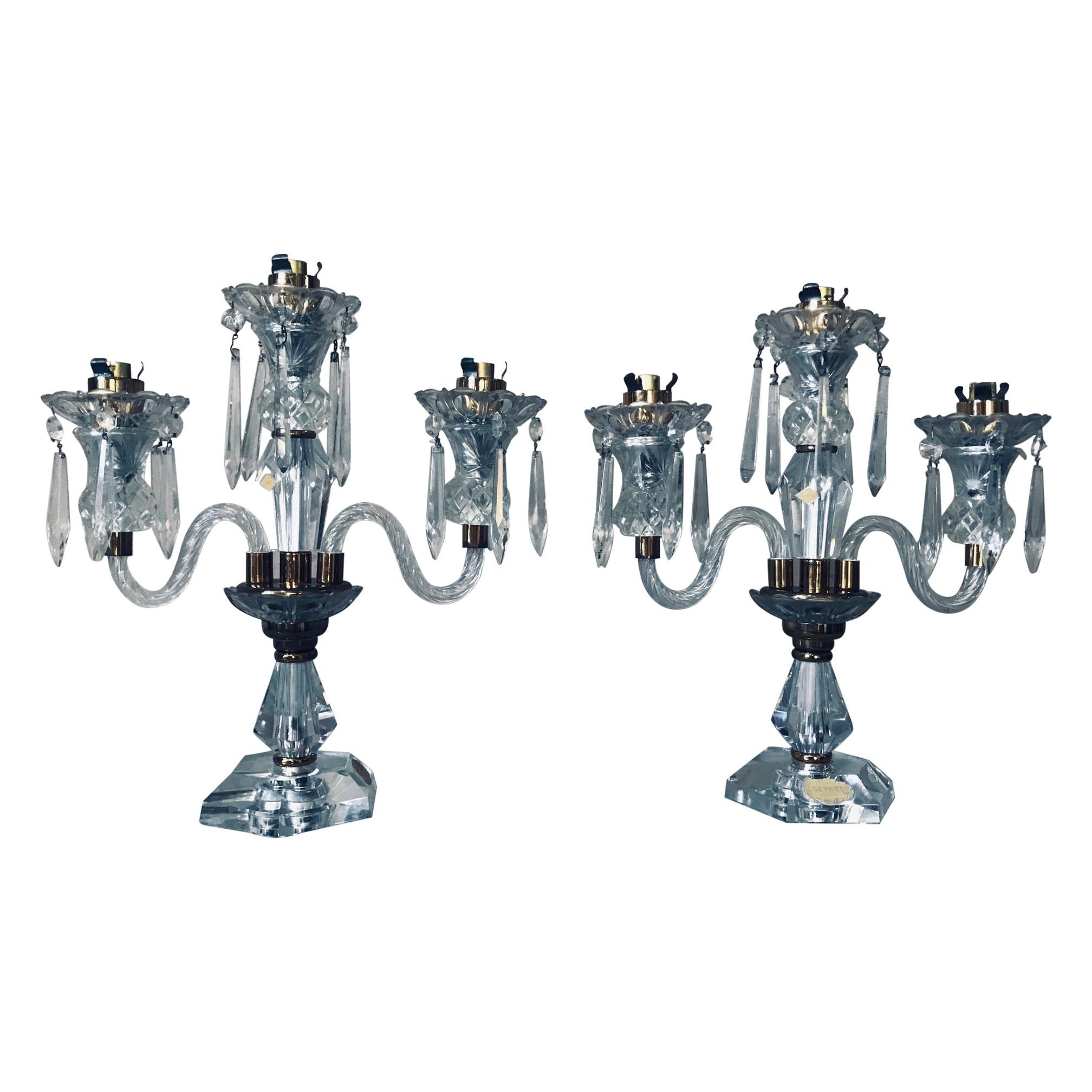 Pareja de candelabros franceses del siglo XX de cristal y latón de Sevres, años 50