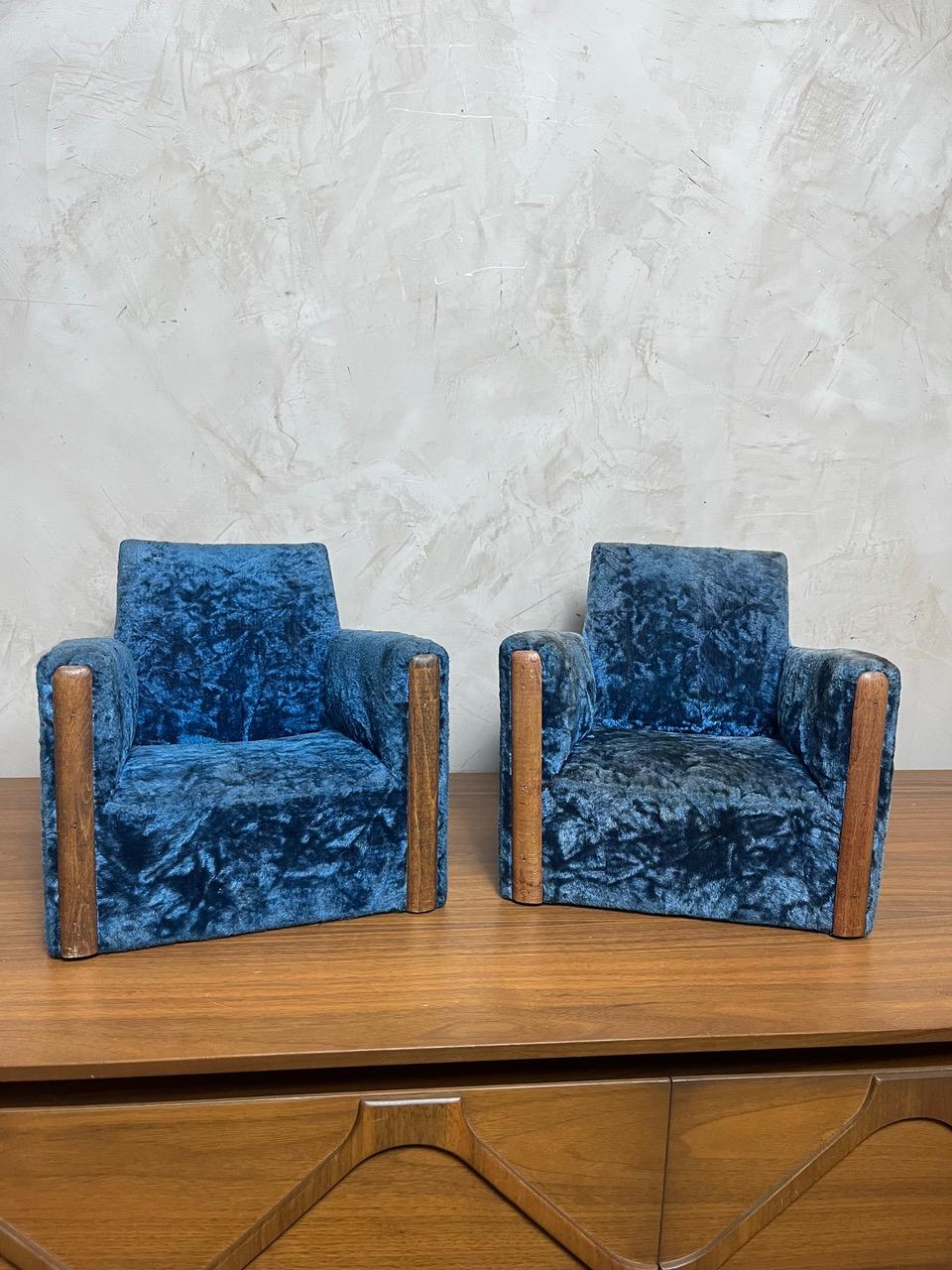 Zwei charmante Miniatur-Clubsessel aus blauem geprägtem Samt. 
Perfekt für ein Kinderzimmer oder als dekorative Akzentstücke. Insgesamt in gutem Zustand. Einer der Stühle zeigt etwas mehr Abnutzung auf dem Samt als der andere, wie auf den Fotos zu