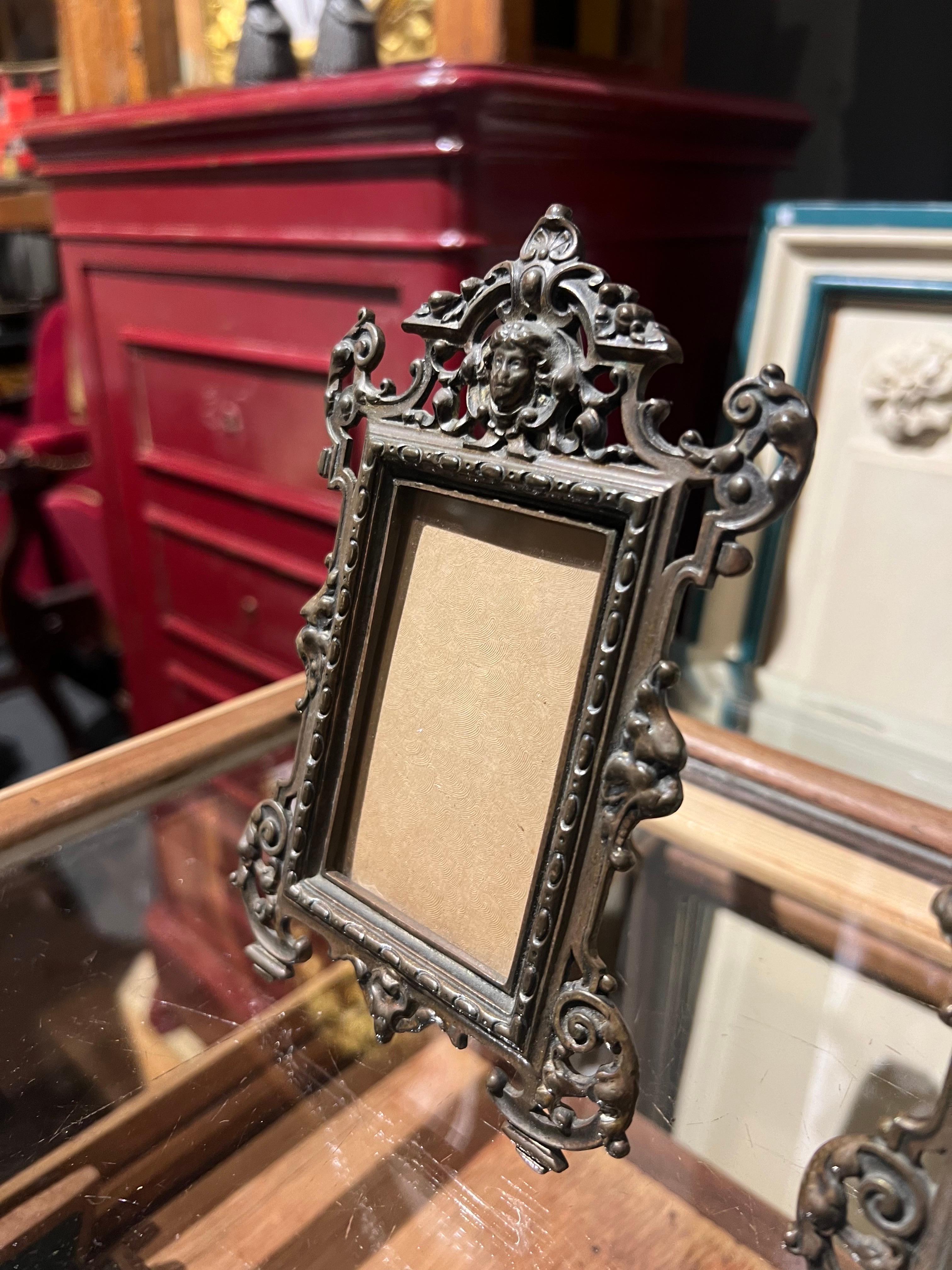 Paire de cadres en métal gravé du 20e siècle, décorés de têtes de cupidon et d'éléments charmants dans le style Louis XV. 