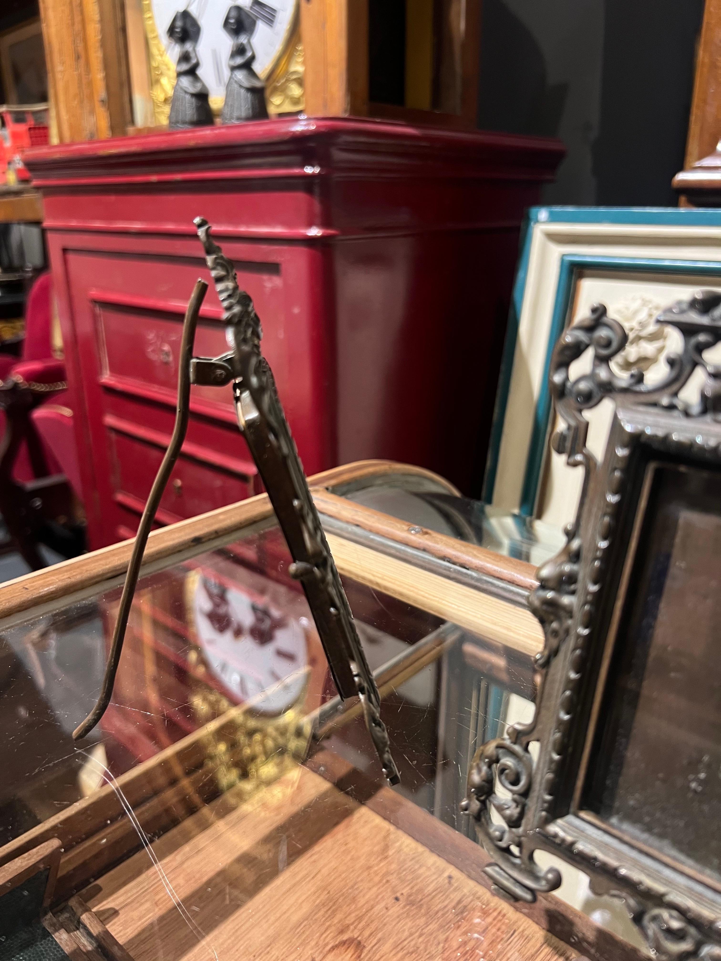 Paire de cadres en métal gravé du 20e siècle, fabriqués à la main. Bon état - En vente à Sofia, BG