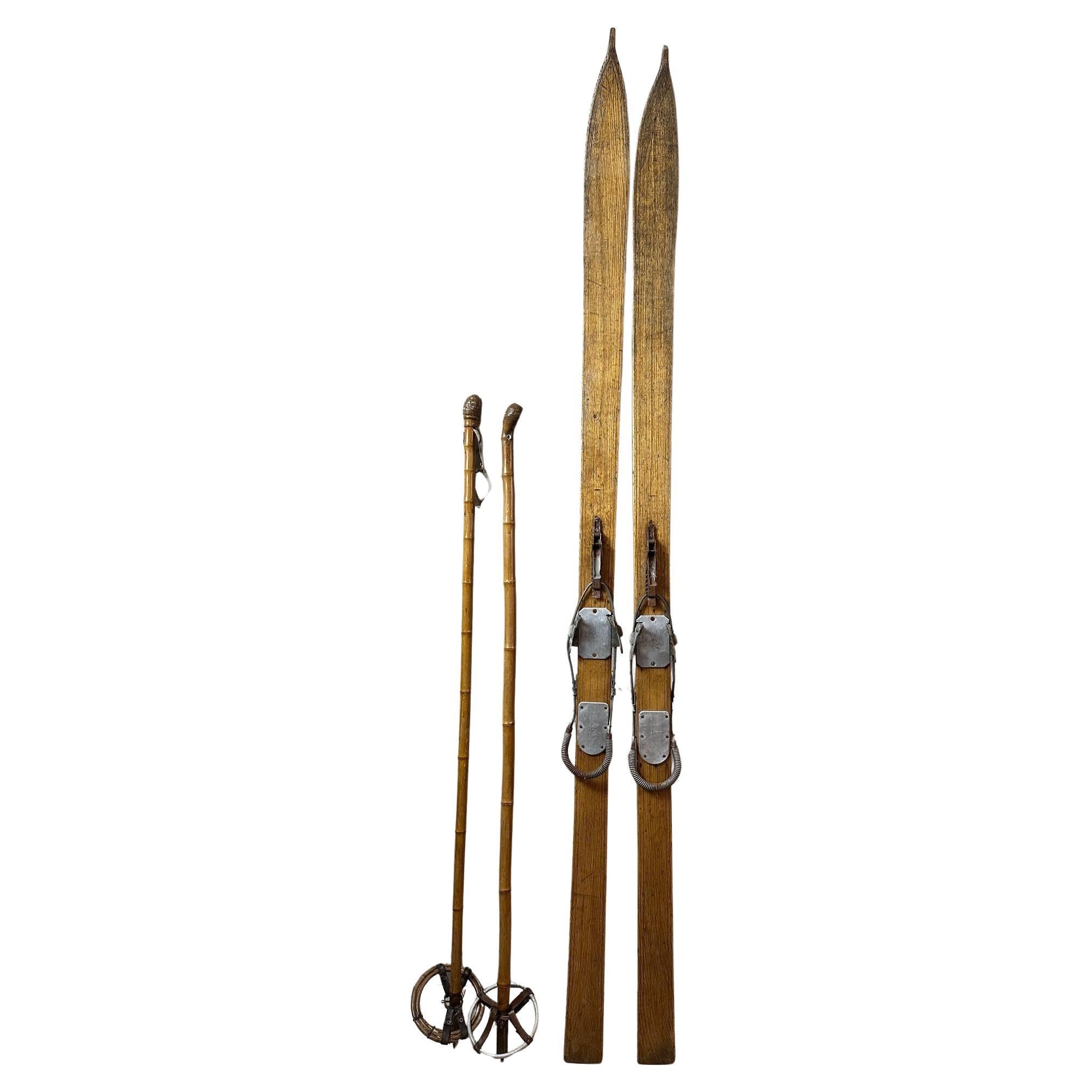 Paire de skis en bois de mélèze avec bâtons en bambou, 20e siècle, France