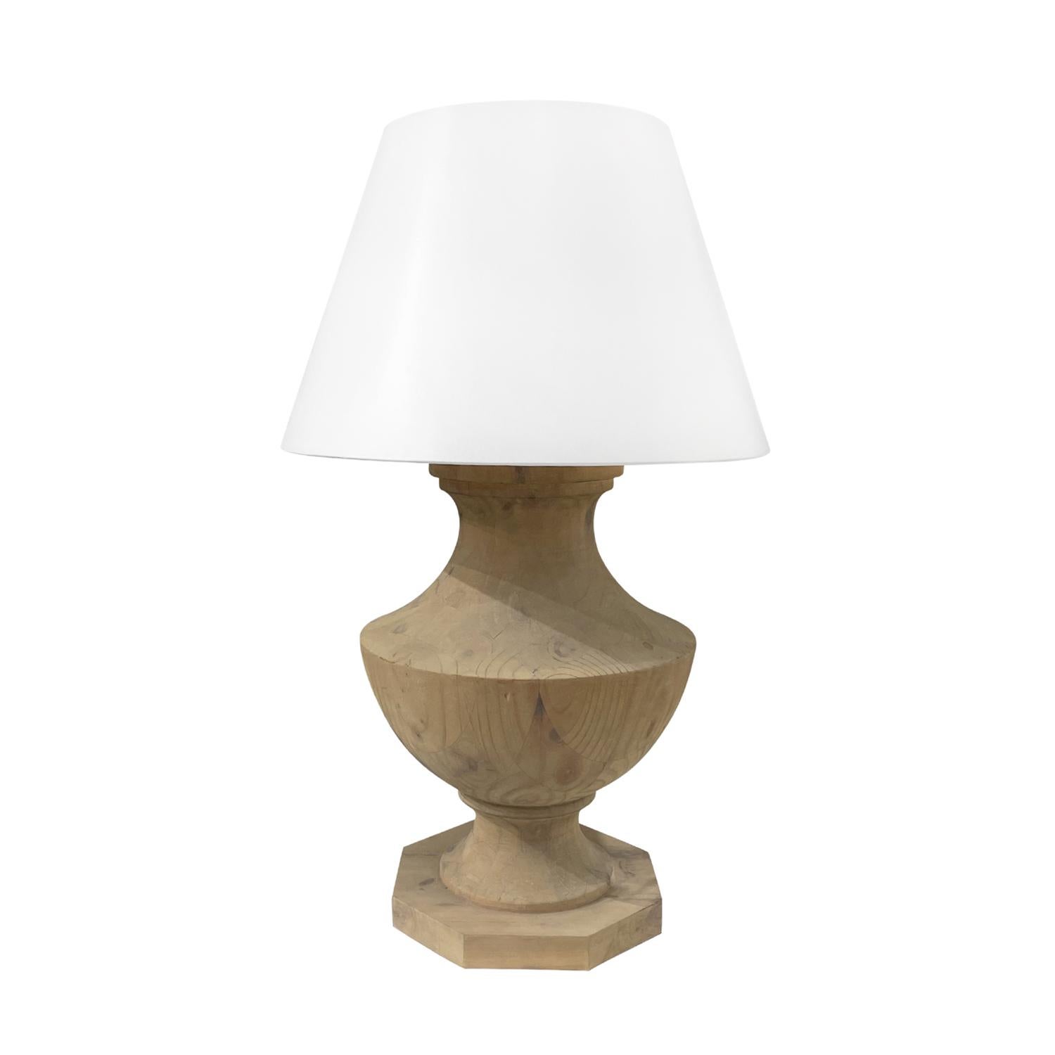 Une paire de grandes lampes de table françaises vintage du milieu du siècle avec un nouvel abat-jour rond blanc, faites à la main en noyer blanchi en bon état. Les lampes en forme de balustre sont ornées d'un fleuron en laiton poli et sont dotées