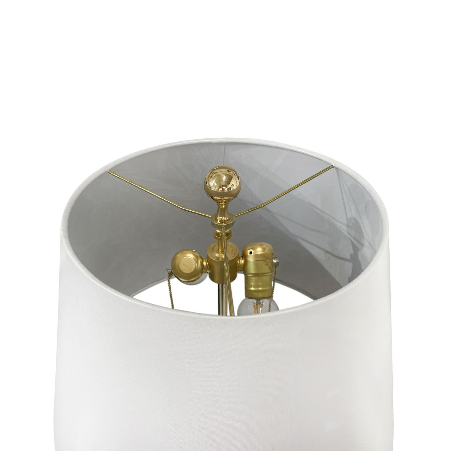 Blanchi Paire de grandes lampes de table en noyer du 20e siècle en vente