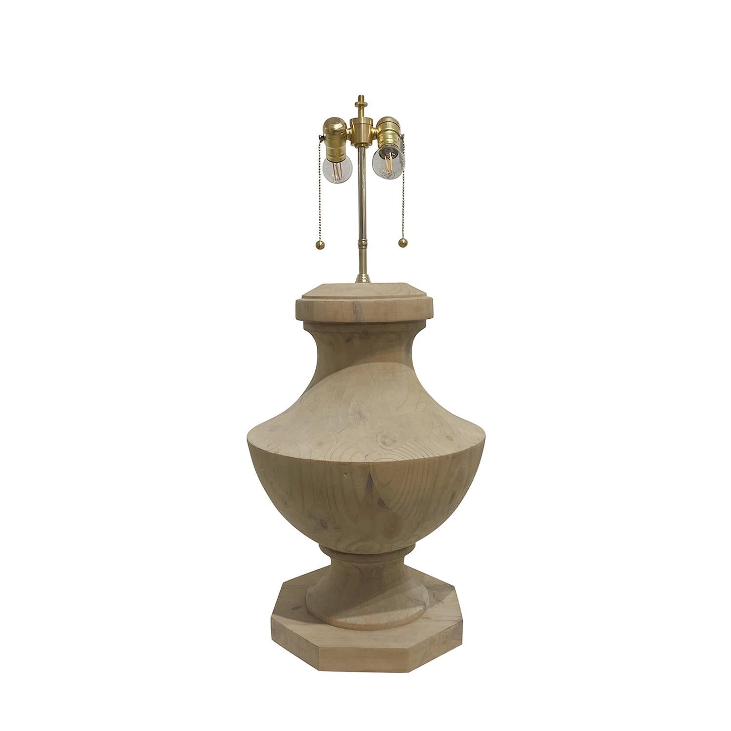20ième siècle Paire de grandes lampes de table en noyer du 20e siècle en vente