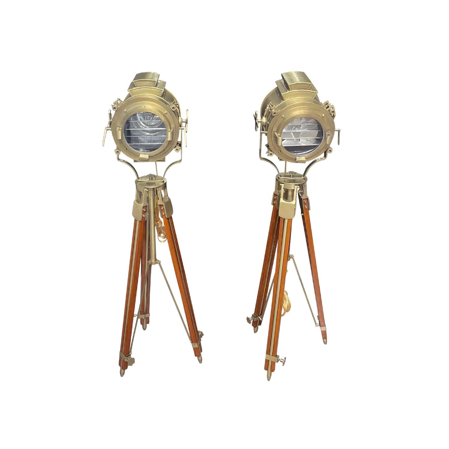 A vintage Mid-Century French pair of spotlights made of hand crafted painted metal, in good condition. The detailed Parisian cinema floor studio lamps are composed with a customizable shutter, featuring a single light socket, consisting its original