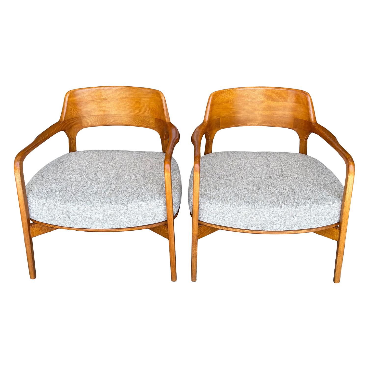 Pareja de sillones franceses bajos vintage de mediados de siglo, de madera de haya pulida a mano y madera curvada, diseñados y fabricados por Baumann France, en buen estado. Los detallados sillones escultóricos tienen un respaldo ancho y curvado con
