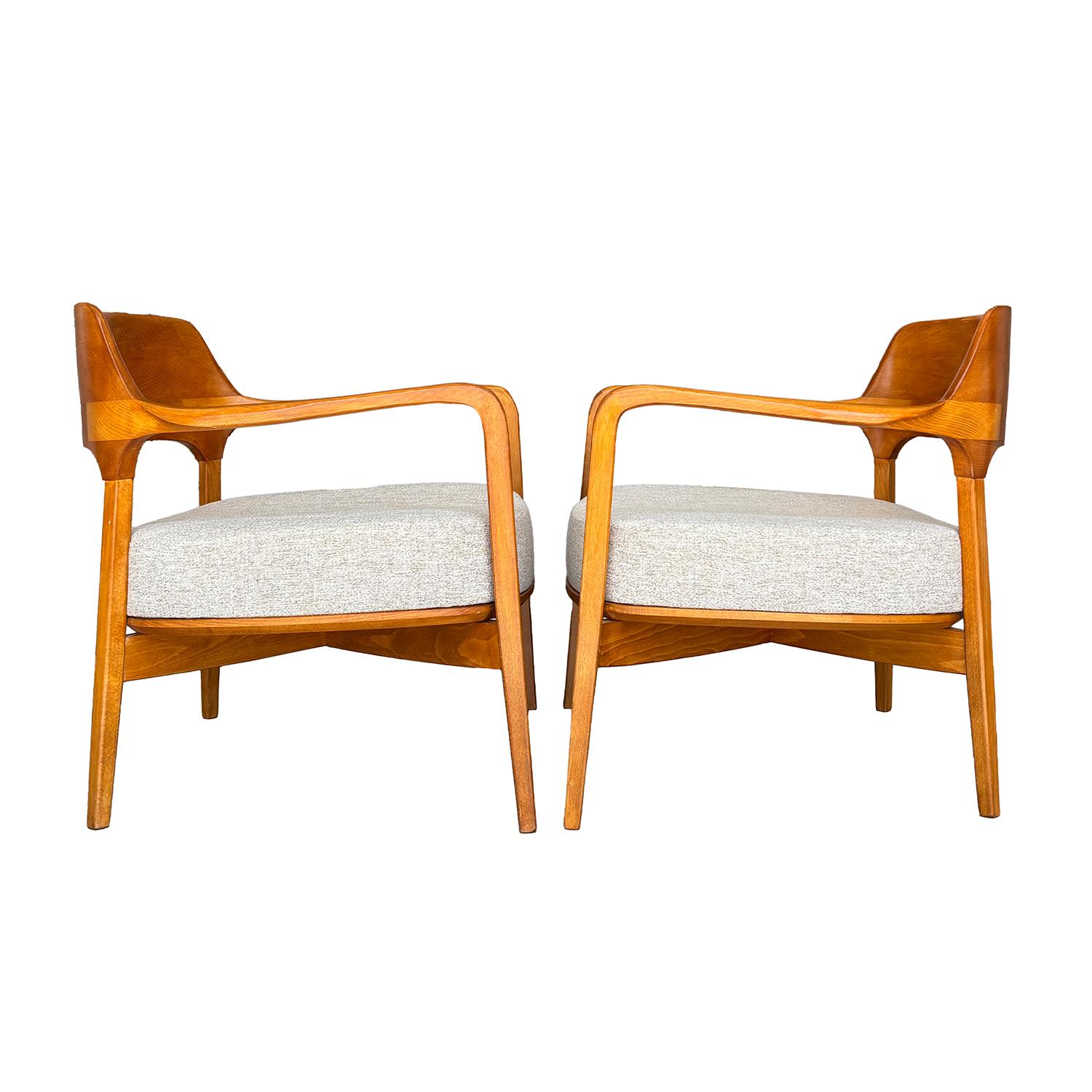 Pareja francesa del siglo XX de sillones modernos vintage de madera de haya de Baumann France Tela en venta