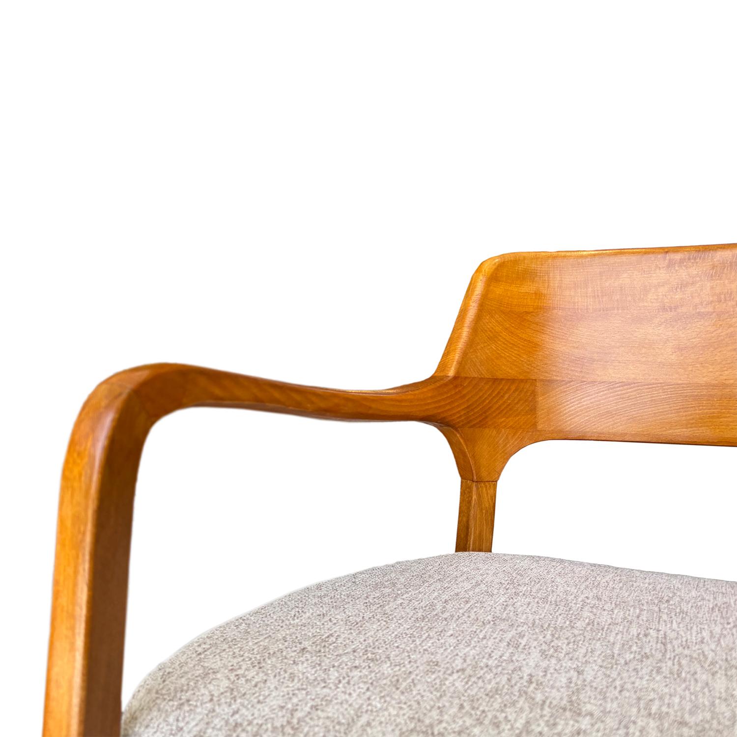 Pareja francesa del siglo XX de sillones modernos vintage de madera de haya de Baumann France en venta 2