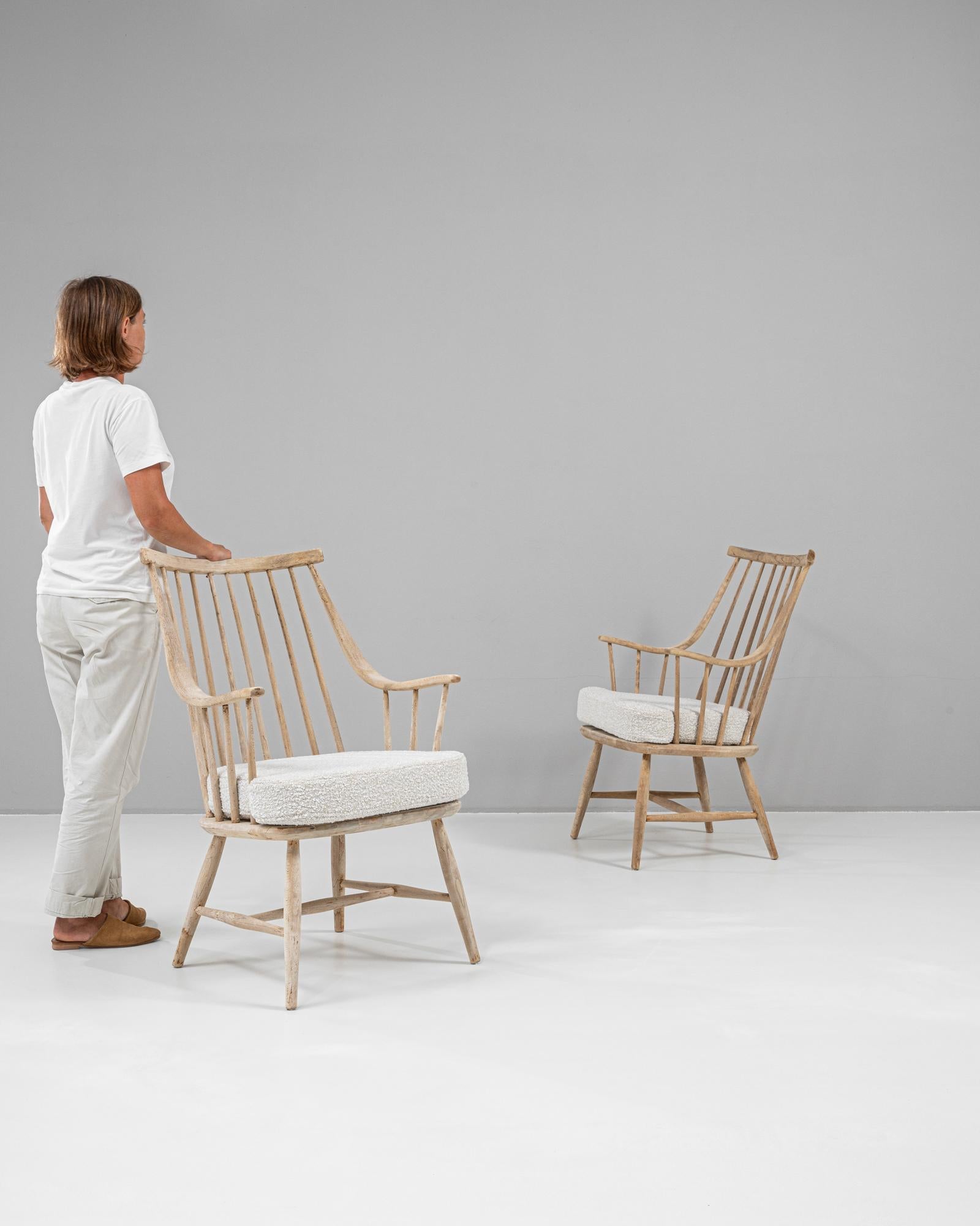 Questa coppia di poltrone in rovere francese del XX secolo incarna un'eleganza rustica con un design senza tempo che si adatta perfettamente sia agli interni tradizionali che a quelli moderni. Realizzata in legno massiccio di quercia, ogni sedia
