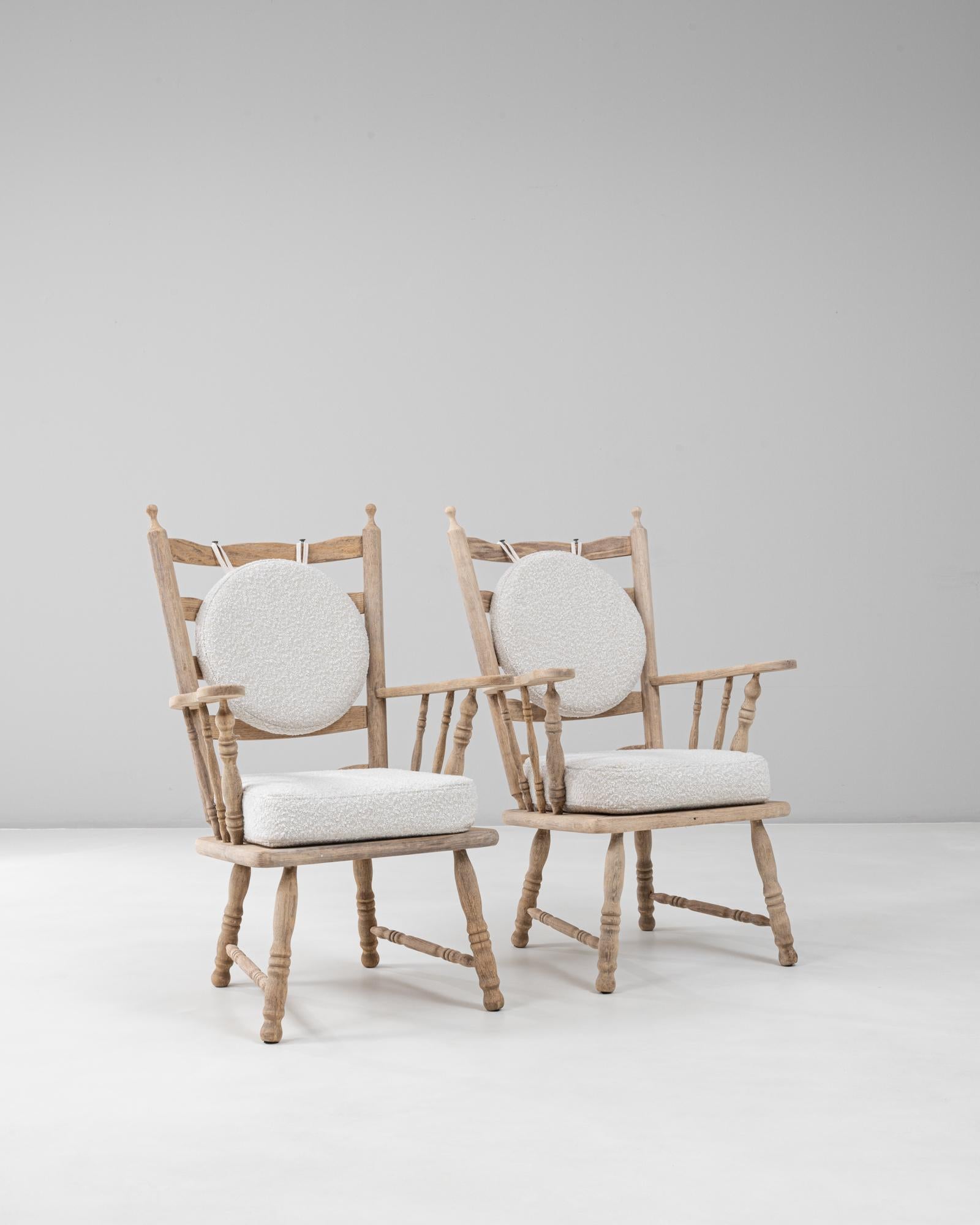 Coppia di poltrone con schienale a fuso in Oak del XX secolo con cuscino rotondo in bouclé in vendita 5