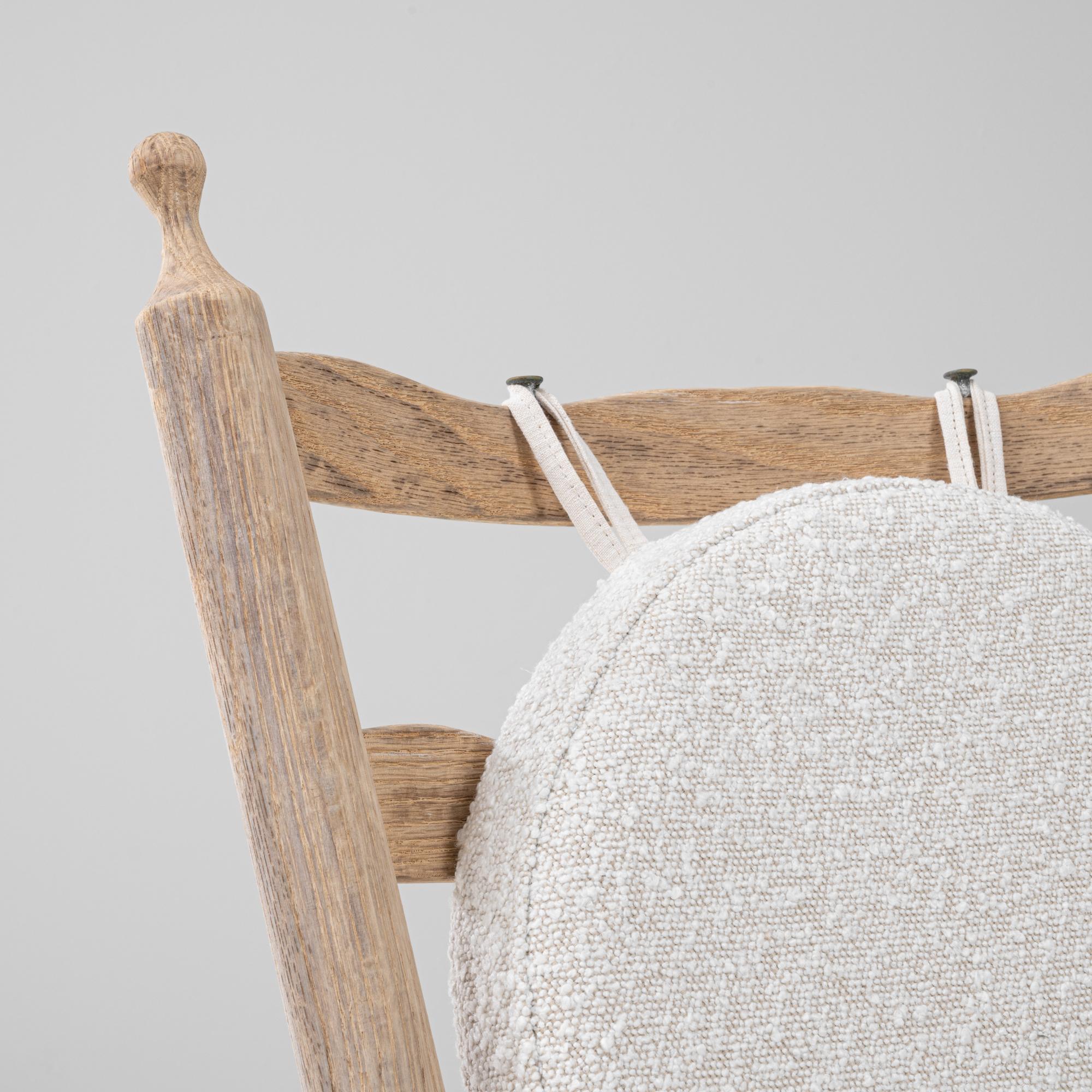 Coppia di poltrone con schienale a fuso in Oak del XX secolo con cuscino rotondo in bouclé in vendita 6