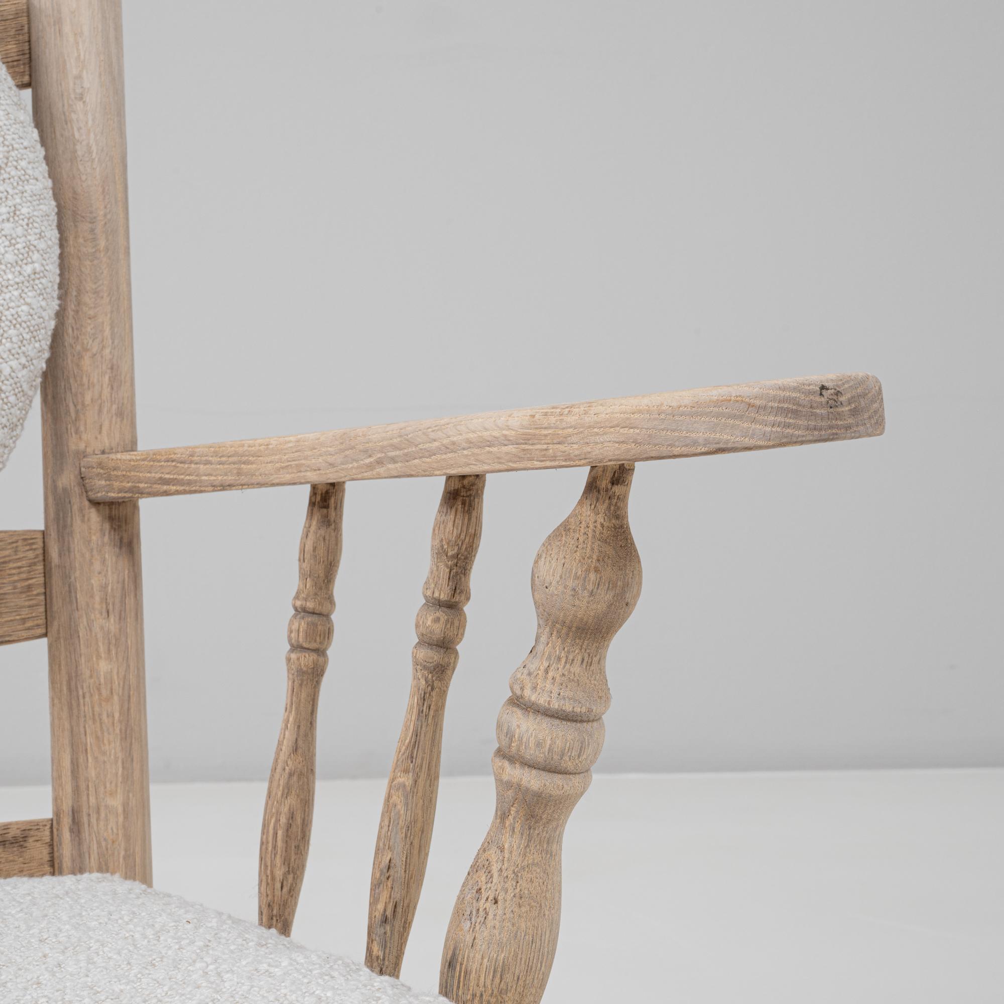 Coppia di poltrone con schienale a fuso in Oak del XX secolo con cuscino rotondo in bouclé in vendita 7