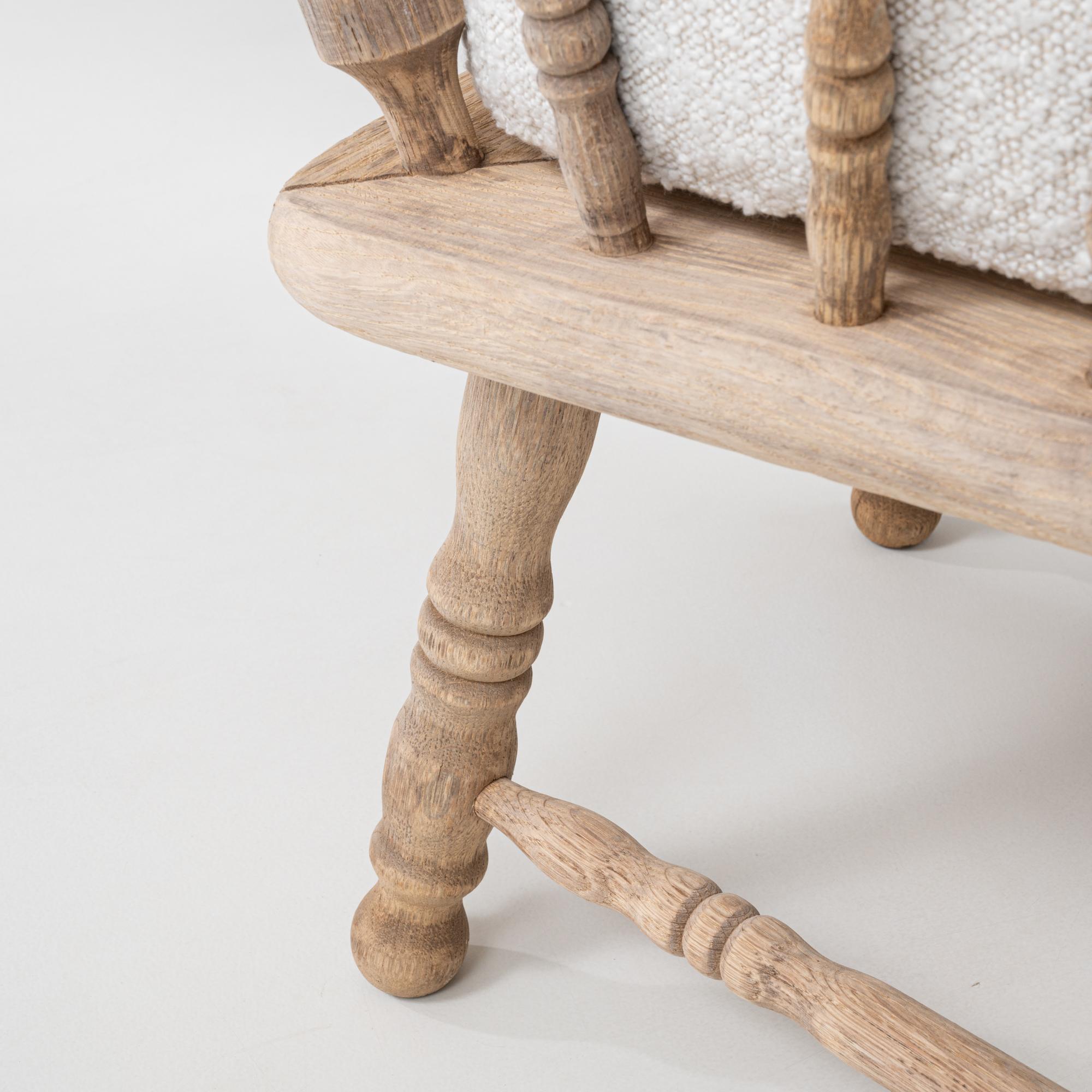 Coppia di poltrone con schienale a fuso in Oak del XX secolo con cuscino rotondo in bouclé in vendita 8