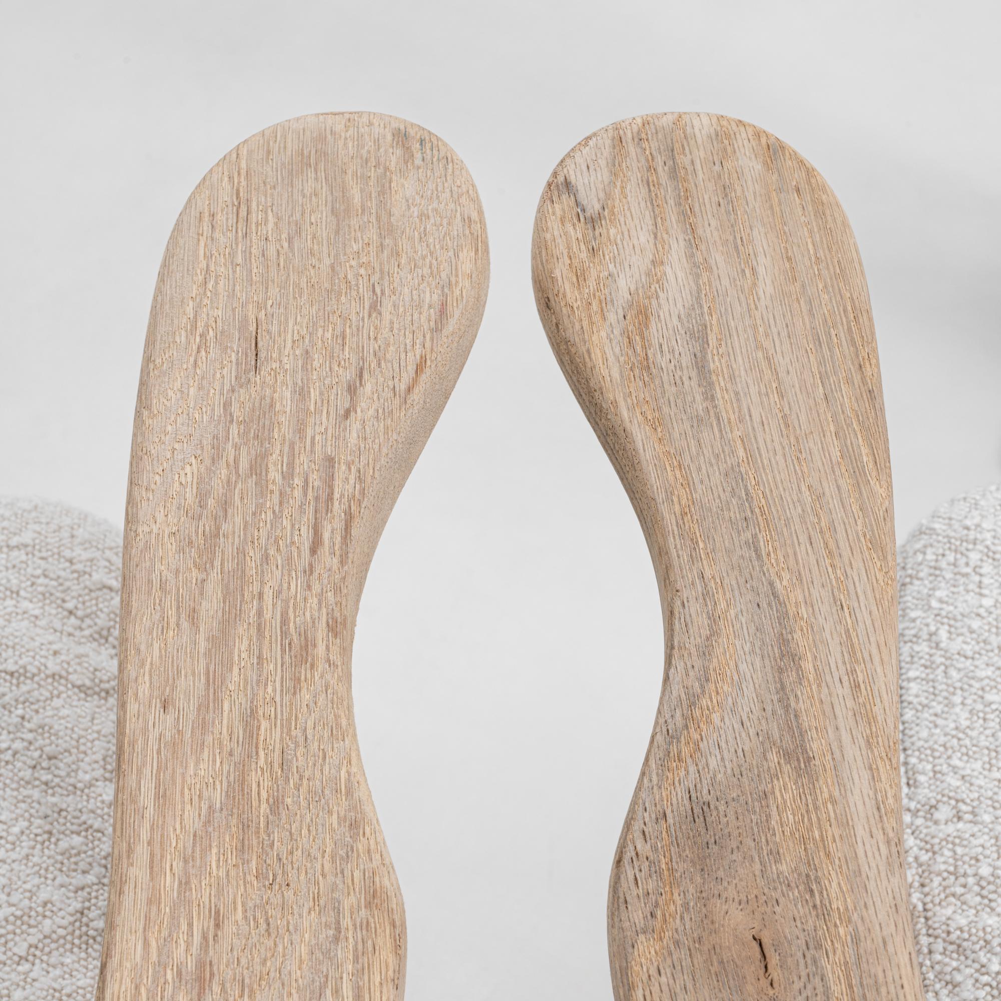 Coppia di poltrone con schienale a fuso in Oak del XX secolo con cuscino rotondo in bouclé in vendita 9