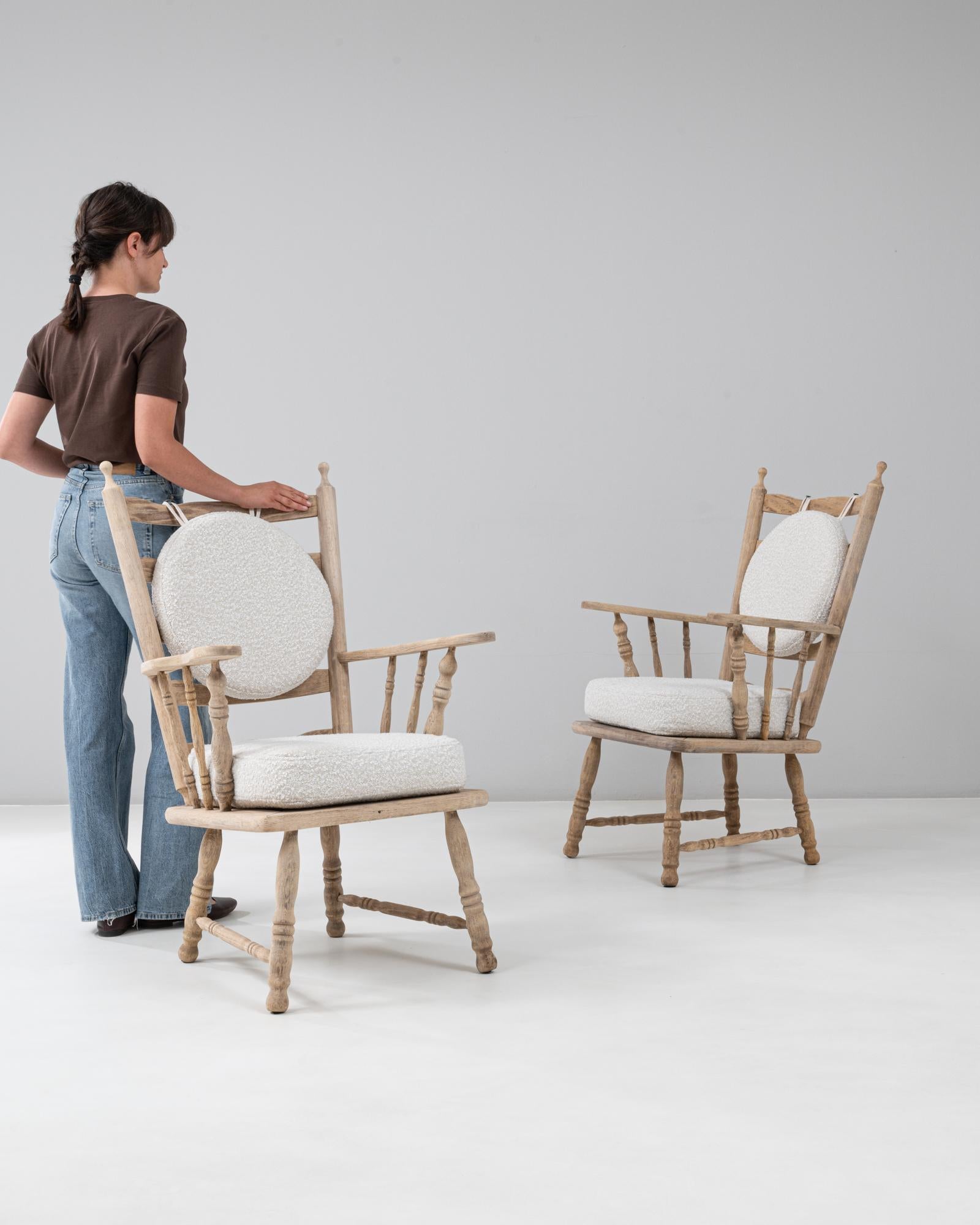 Francese Coppia di poltrone con schienale a fuso in Oak del XX secolo con cuscino rotondo in bouclé in vendita