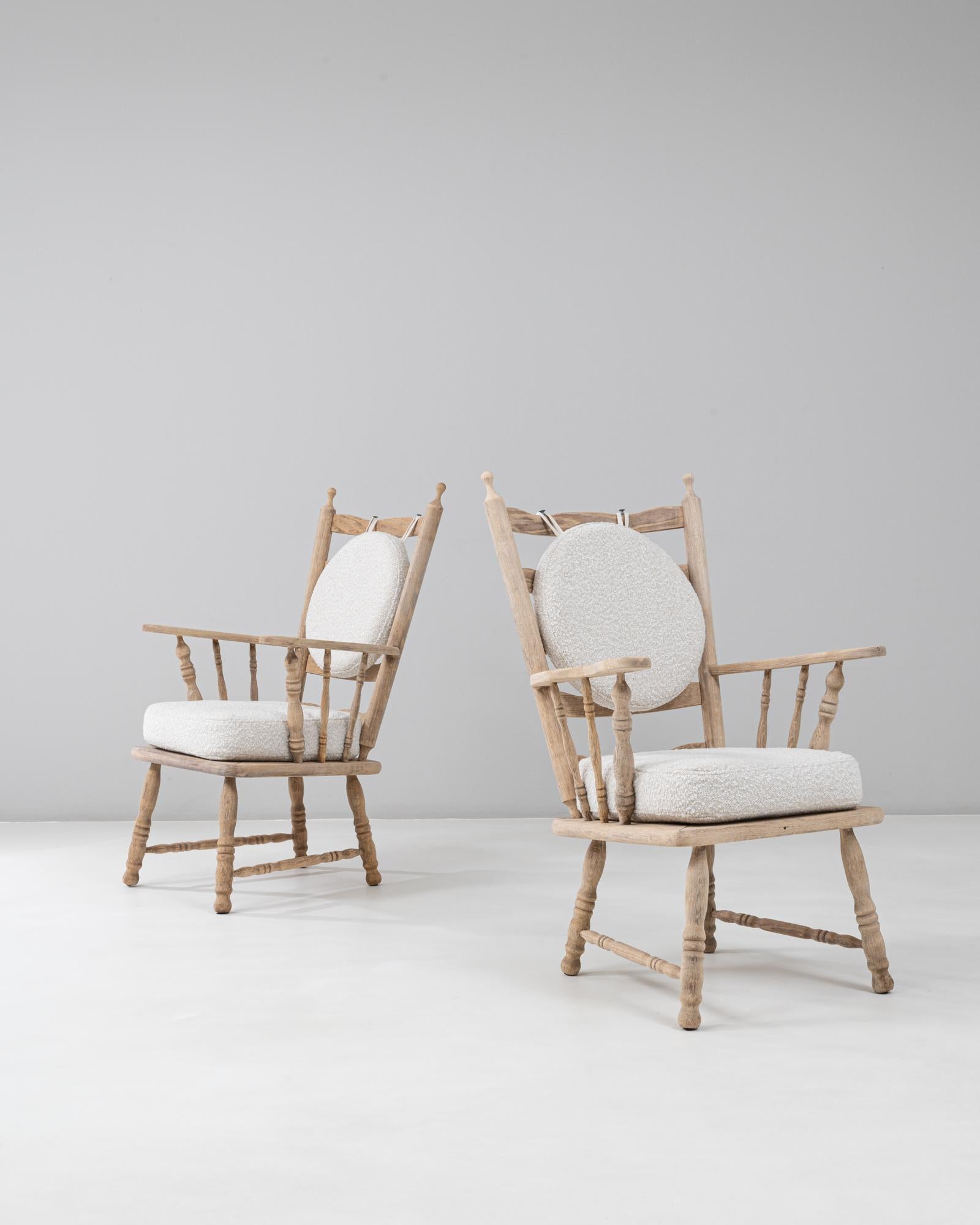 Coppia di poltrone con schienale a fuso in Oak del XX secolo con cuscino rotondo in bouclé In condizioni buone in vendita a High Point, NC