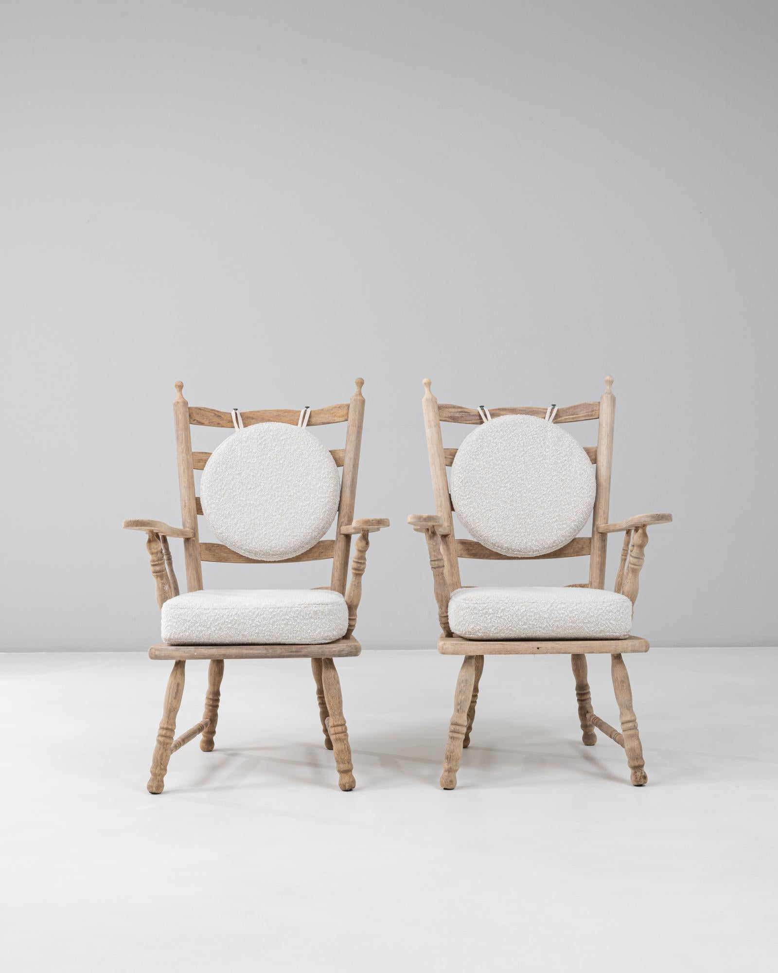 Bouclé Coppia di poltrone con schienale a fuso in Oak del XX secolo con cuscino rotondo in bouclé in vendita