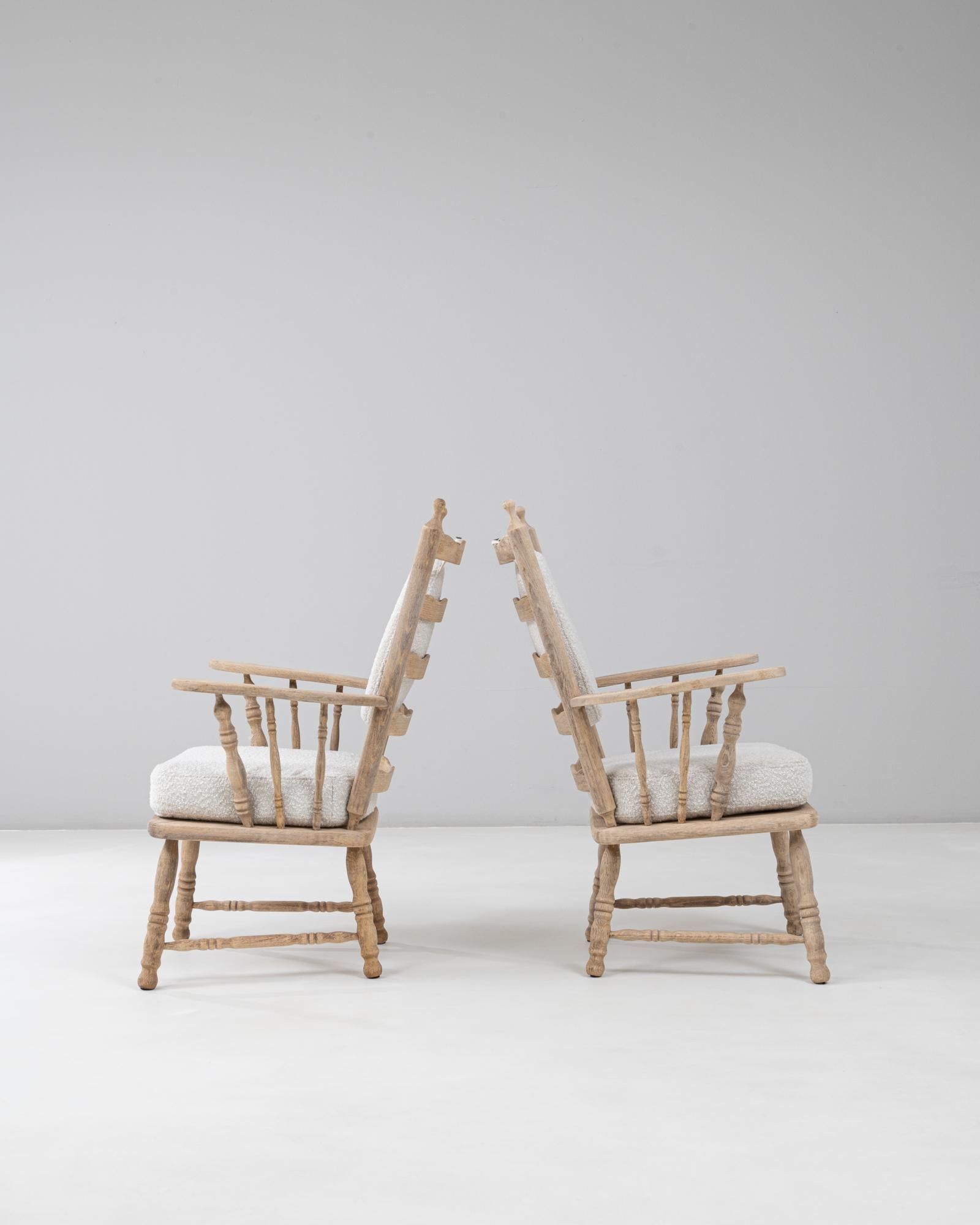 Coppia di poltrone con schienale a fuso in Oak del XX secolo con cuscino rotondo in bouclé in vendita 1