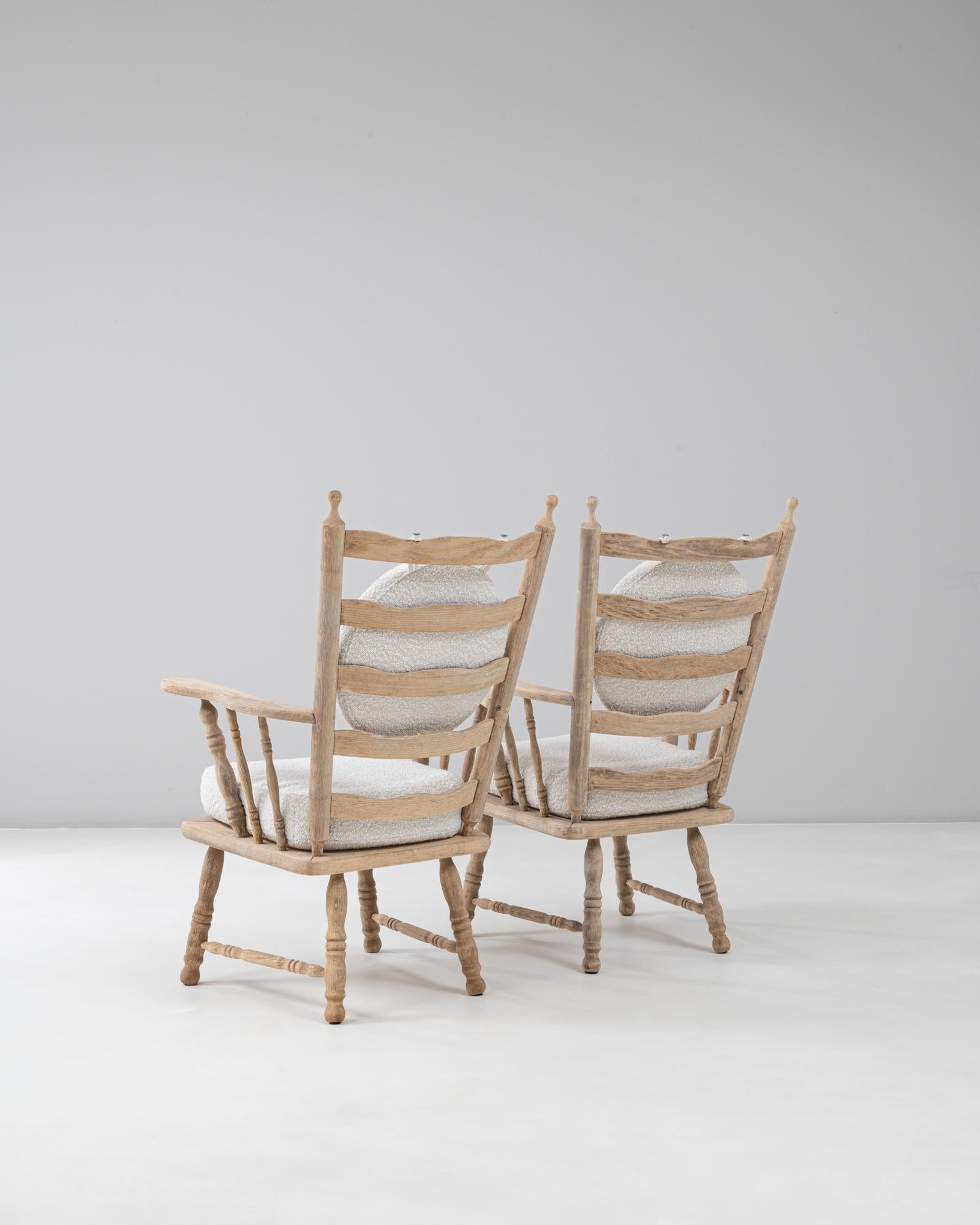 Coppia di poltrone con schienale a fuso in Oak del XX secolo con cuscino rotondo in bouclé in vendita 3