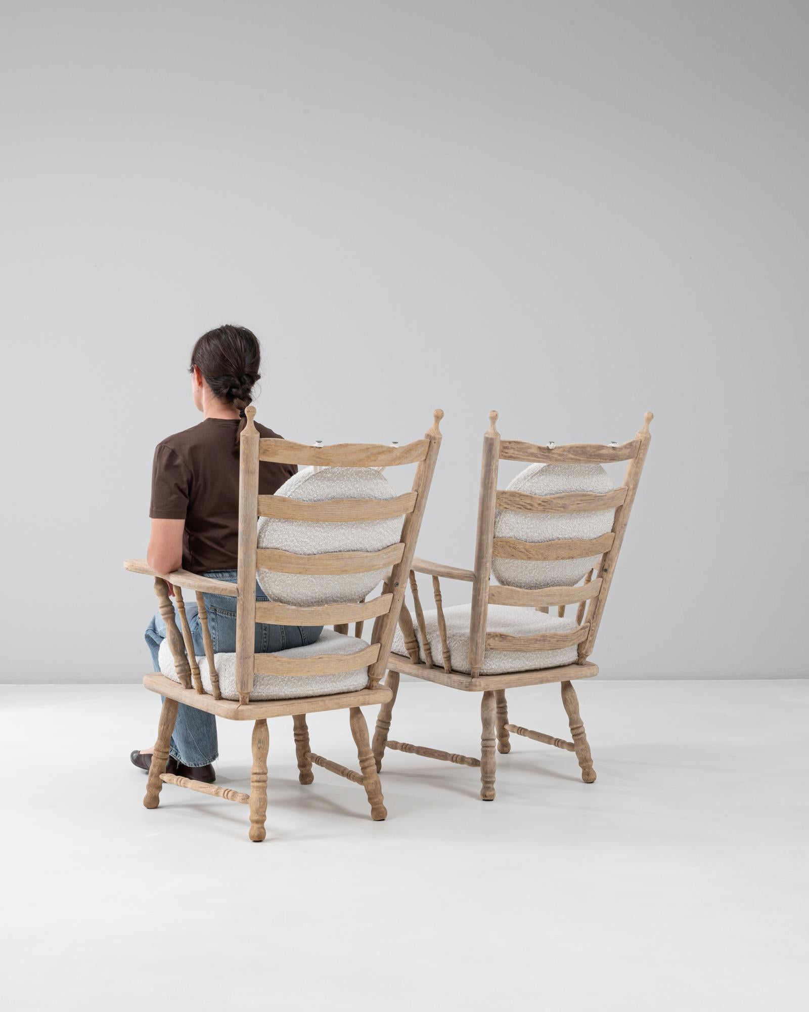 Coppia di poltrone con schienale a fuso in Oak del XX secolo con cuscino rotondo in bouclé in vendita 4