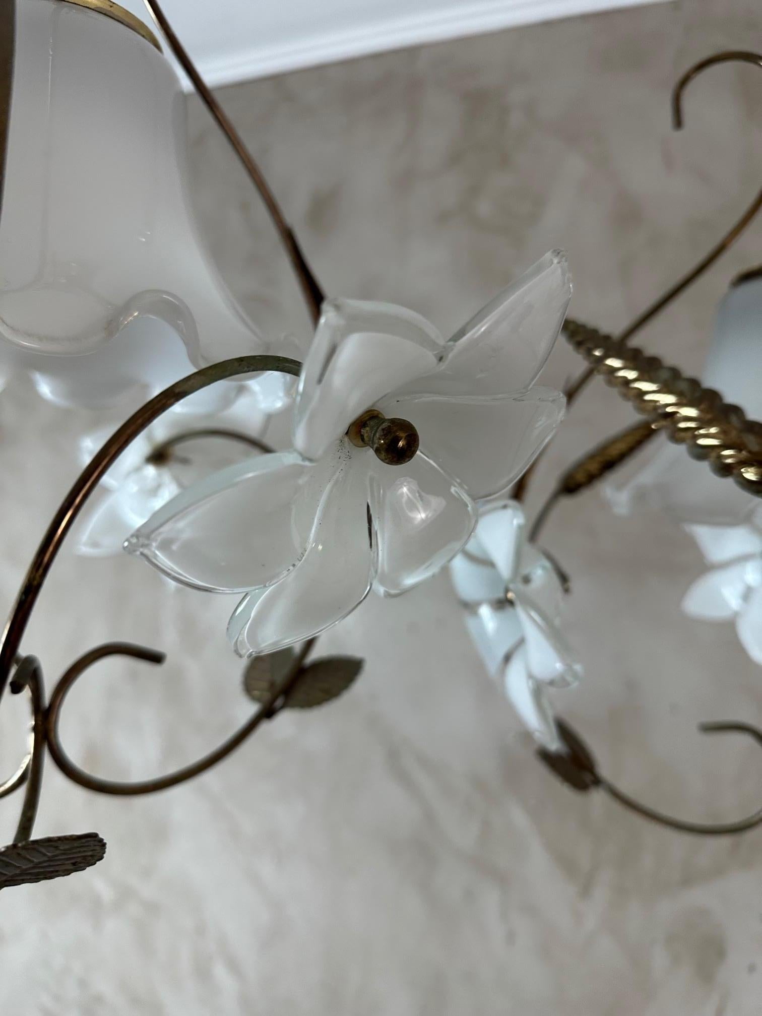 Ottone Coppia di ciondoli in ottone e fiori in vetro opalino del XX secolo, Francia, anni '60 in vendita