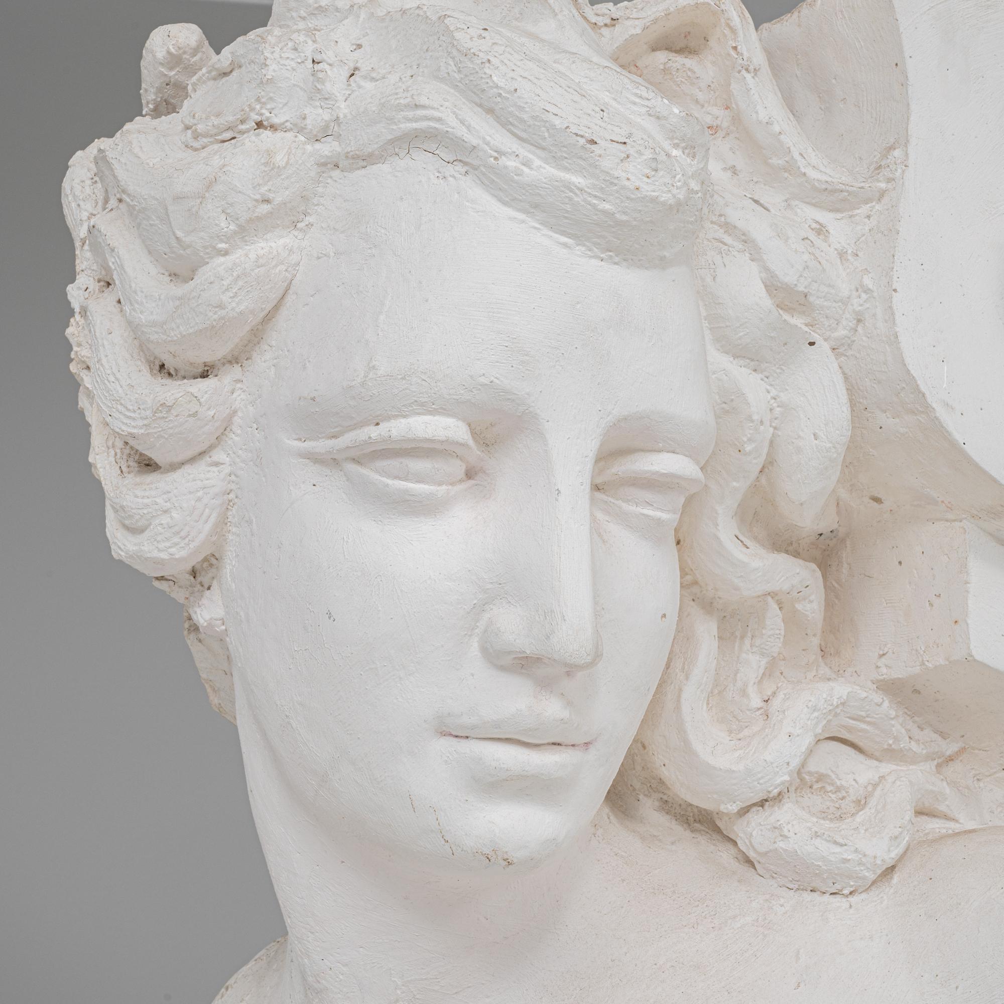 Paire de sculptures de sirènes en plâtre du 20ème siècle en vente 5