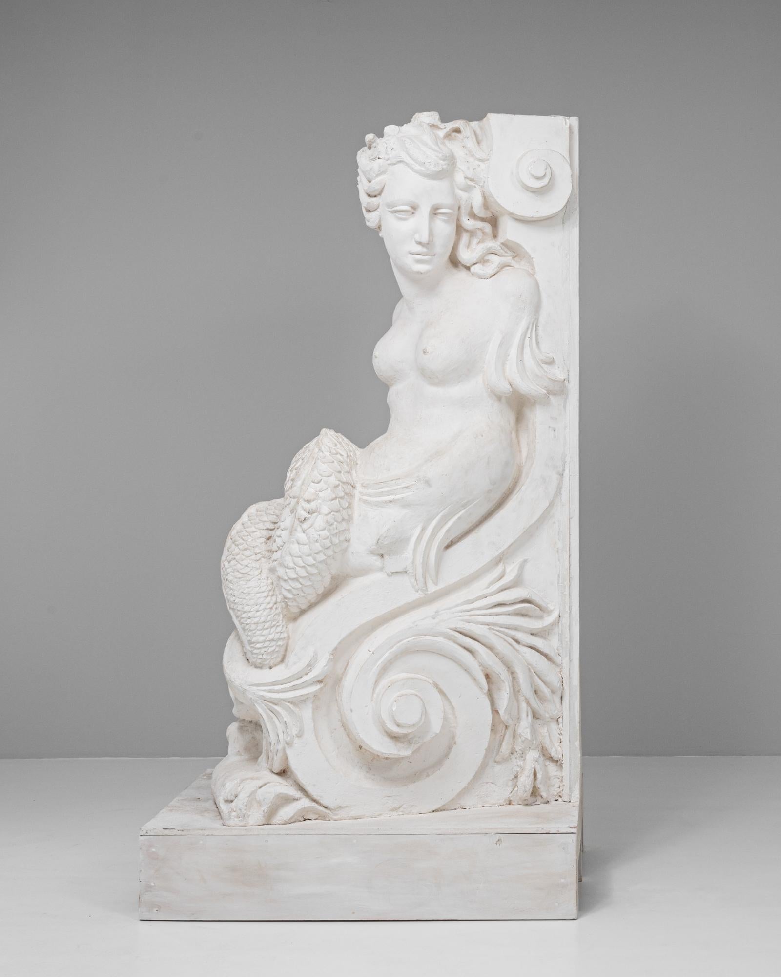 Découvrez l'allure enchanteresse de cette paire exquise de sculptures en plâtre françaises du XXe siècle, représentant deux gracieuses sirènes. Chaque pièce capture la beauté éthérée et l'élégance de ces figures mythiques, en présentant des détails