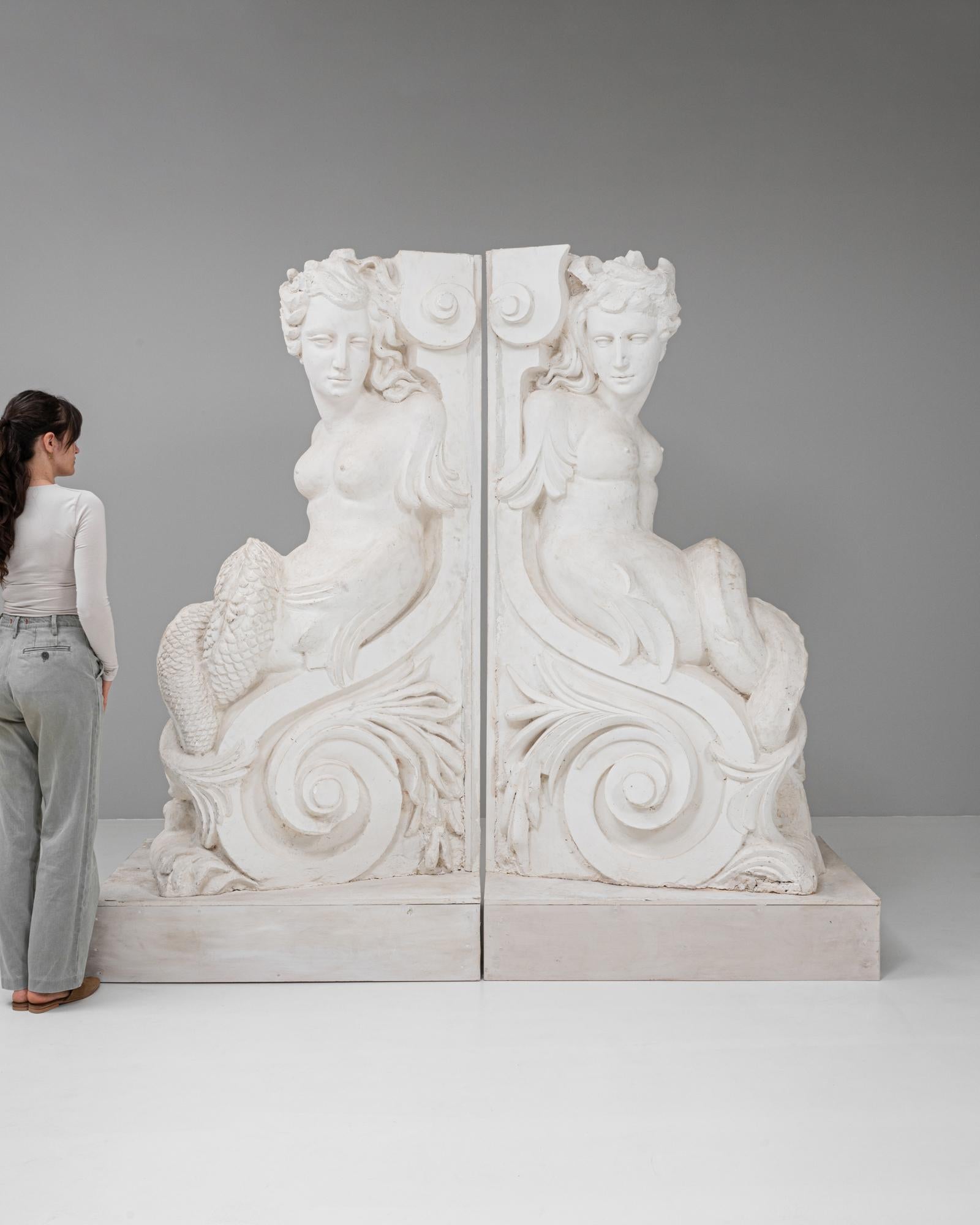 Français Paire de sculptures de sirènes en plâtre du 20ème siècle en vente