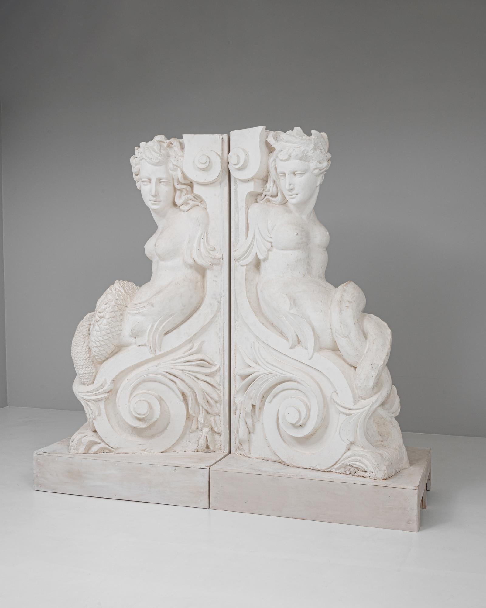 Paire de sculptures de sirènes en plâtre du 20ème siècle Bon état - En vente à High Point, NC