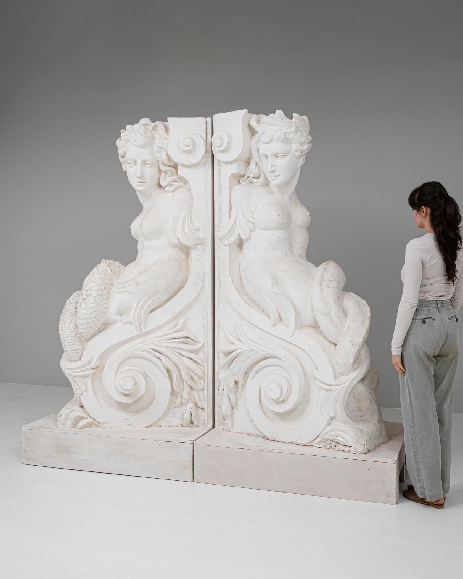 20ième siècle Paire de sculptures de sirènes en plâtre du 20ème siècle en vente