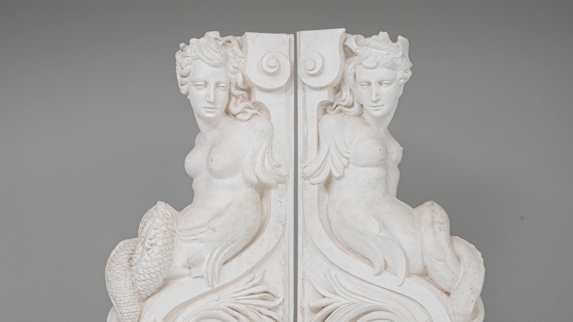 Paire de sculptures de sirènes en plâtre du 20ème siècle en vente 1