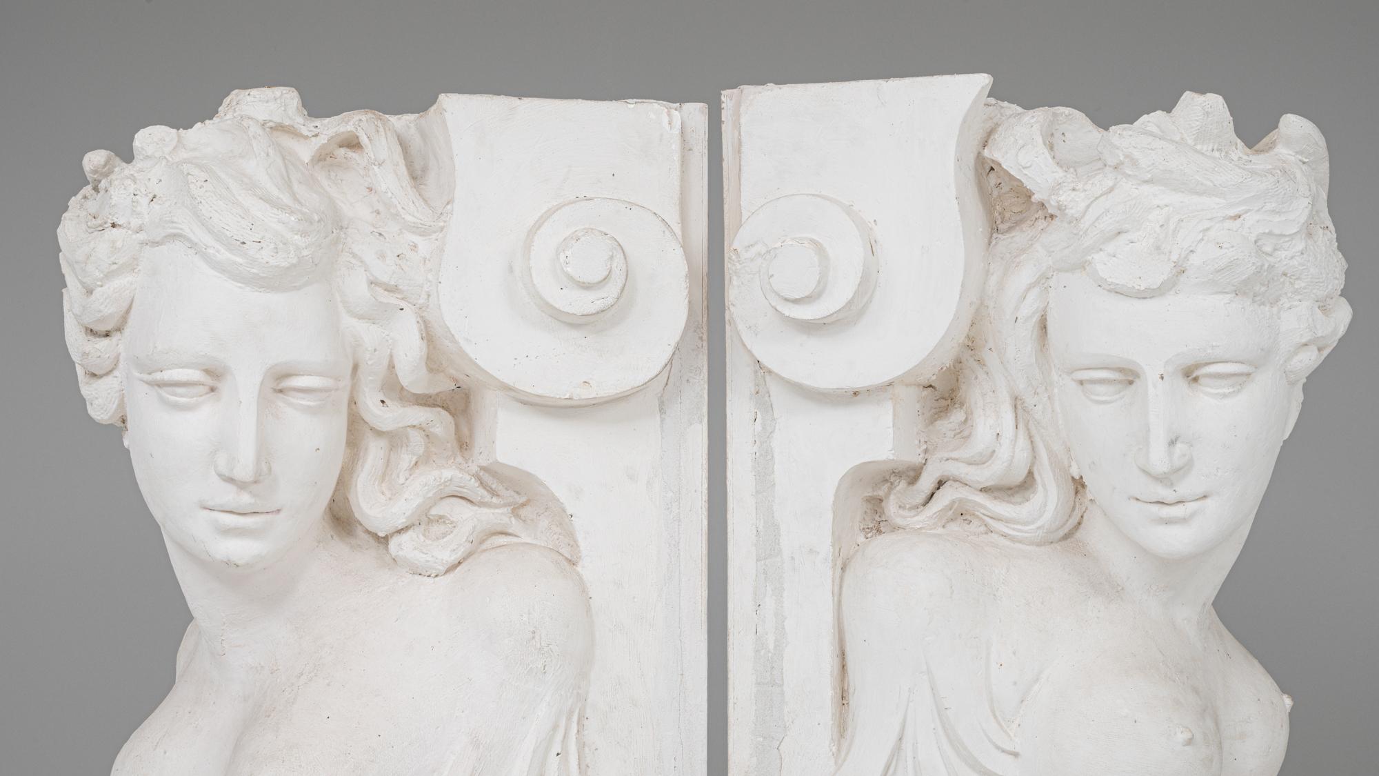 Paire de sculptures de sirènes en plâtre du 20ème siècle en vente 2