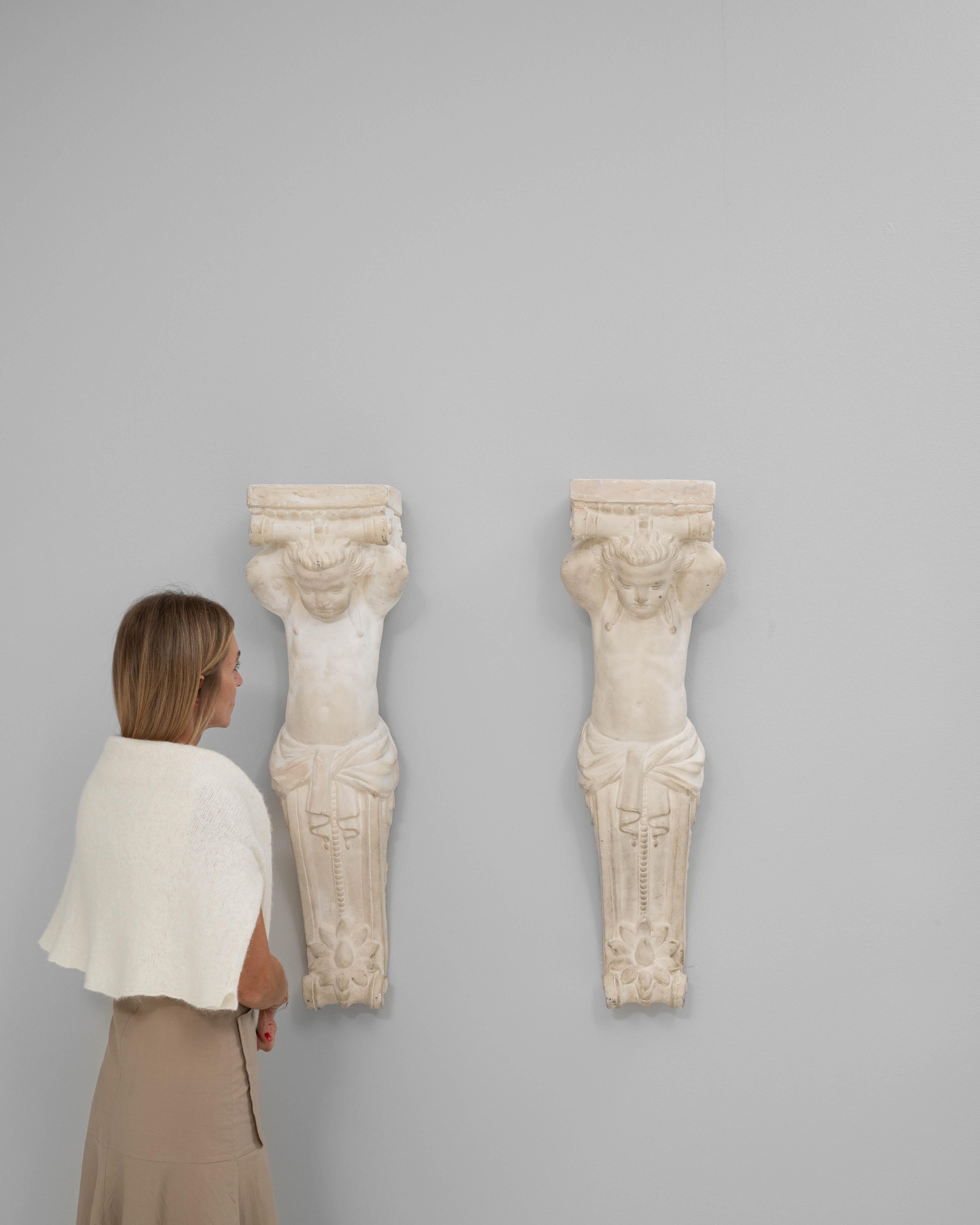 Néo-classique Paire de sculptures murales en plâtre françaises du 20e siècle en vente