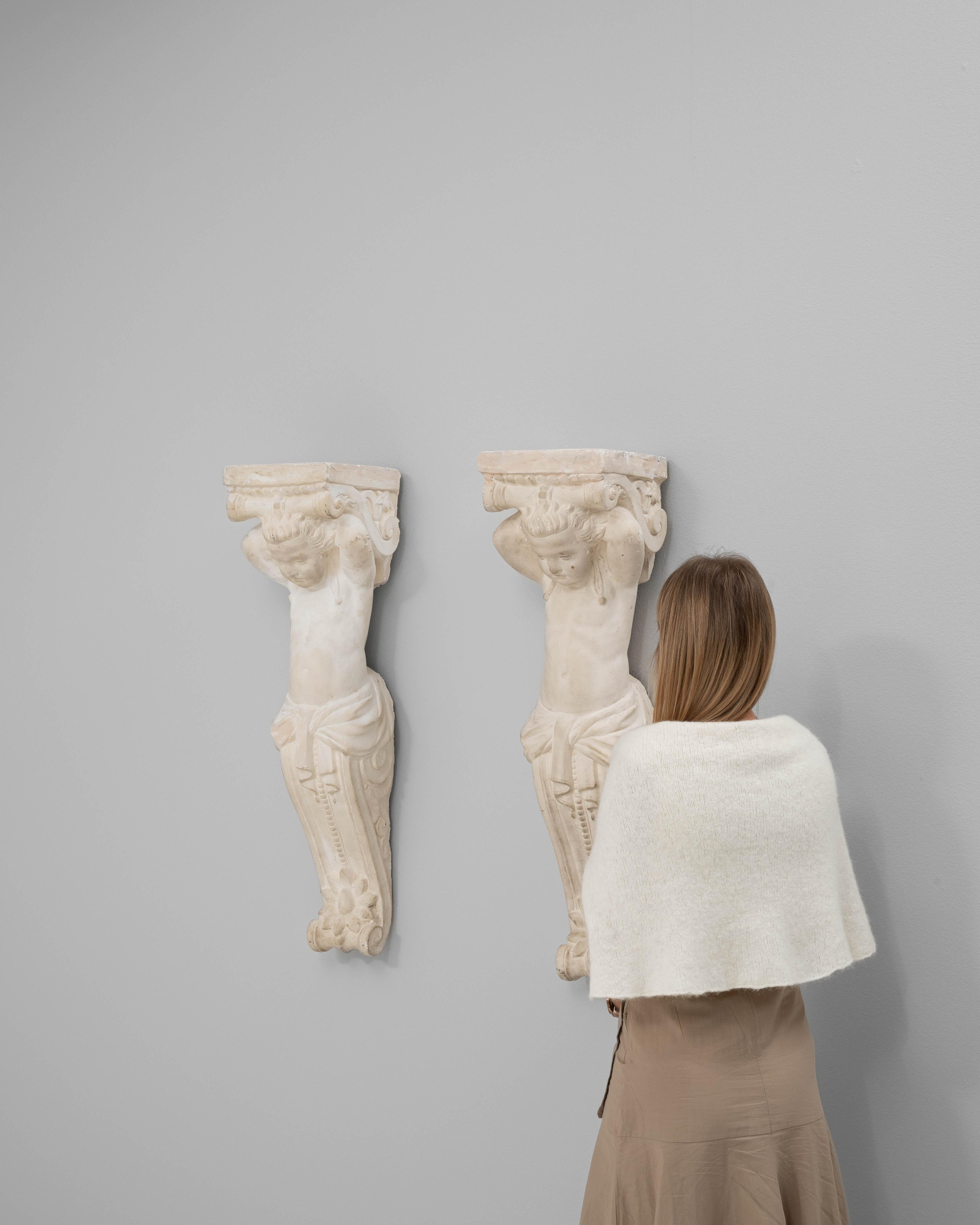 Paire de sculptures murales en plâtre françaises du 20e siècle Bon état - En vente à High Point, NC