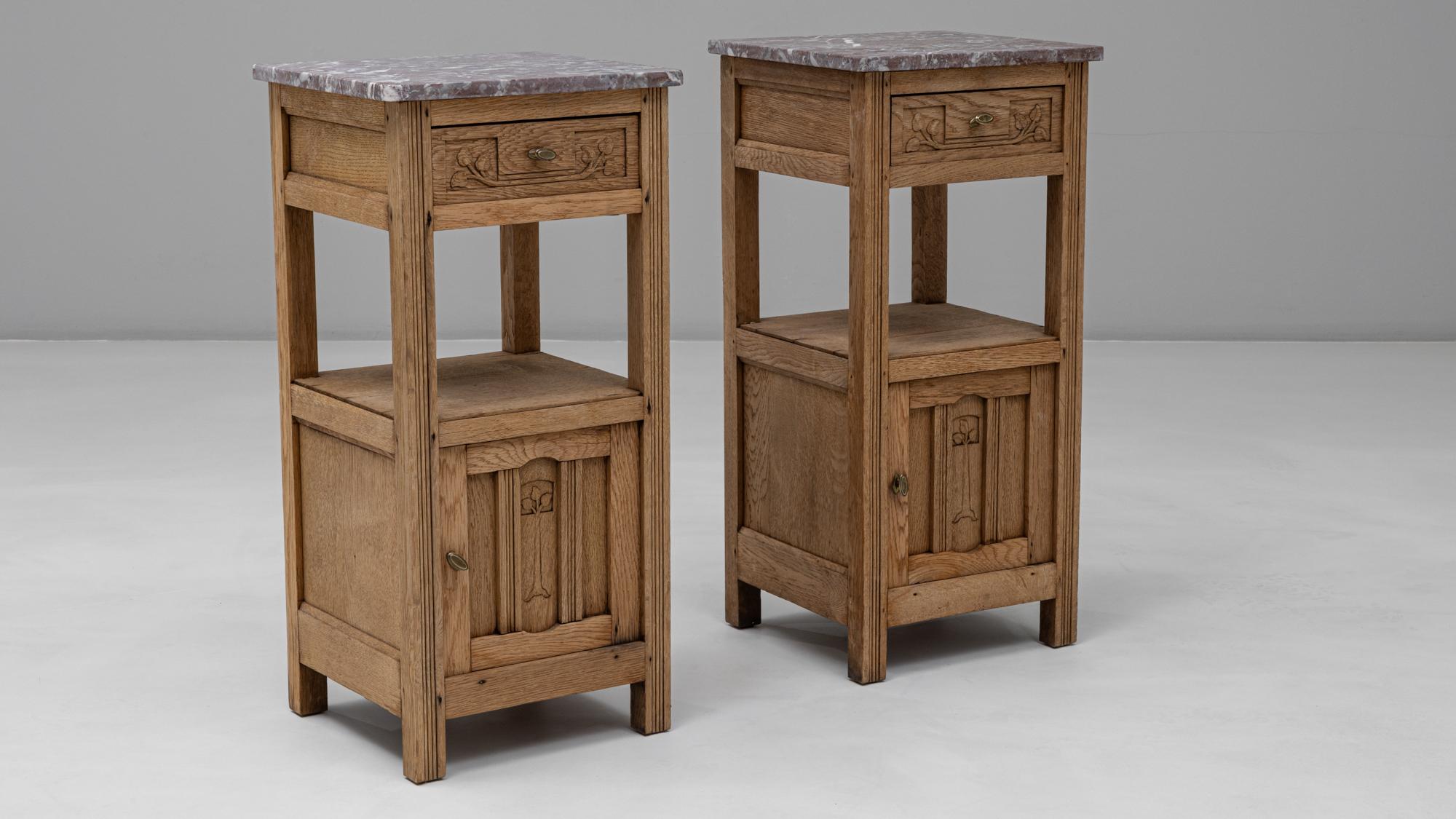 20th Century French Pair of Provincial Oak Bedside Tables With Marble Tops en vente 4