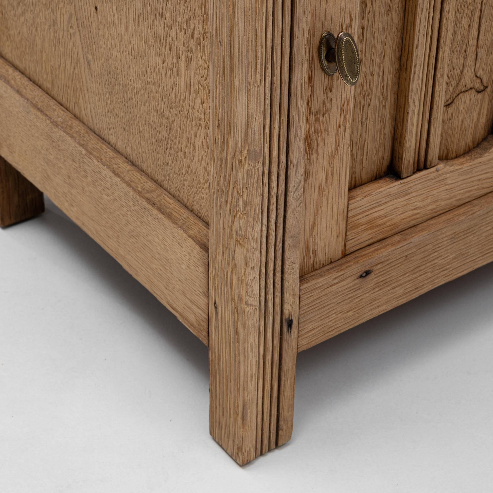 20th Century French Pair of Provincial Oak Bedside Tables With Marble Tops en vente 7