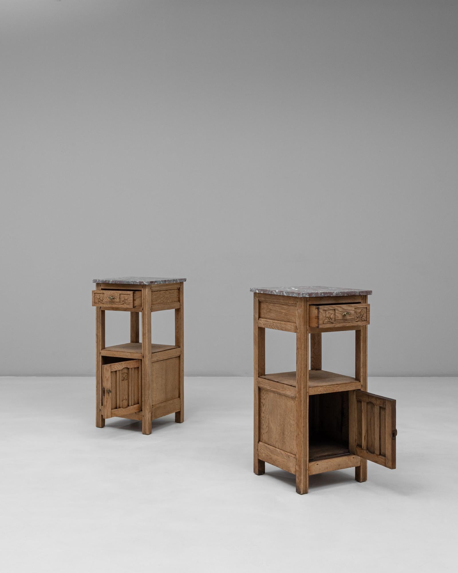 Chêne 20th Century French Pair of Provincial Oak Bedside Tables With Marble Tops en vente