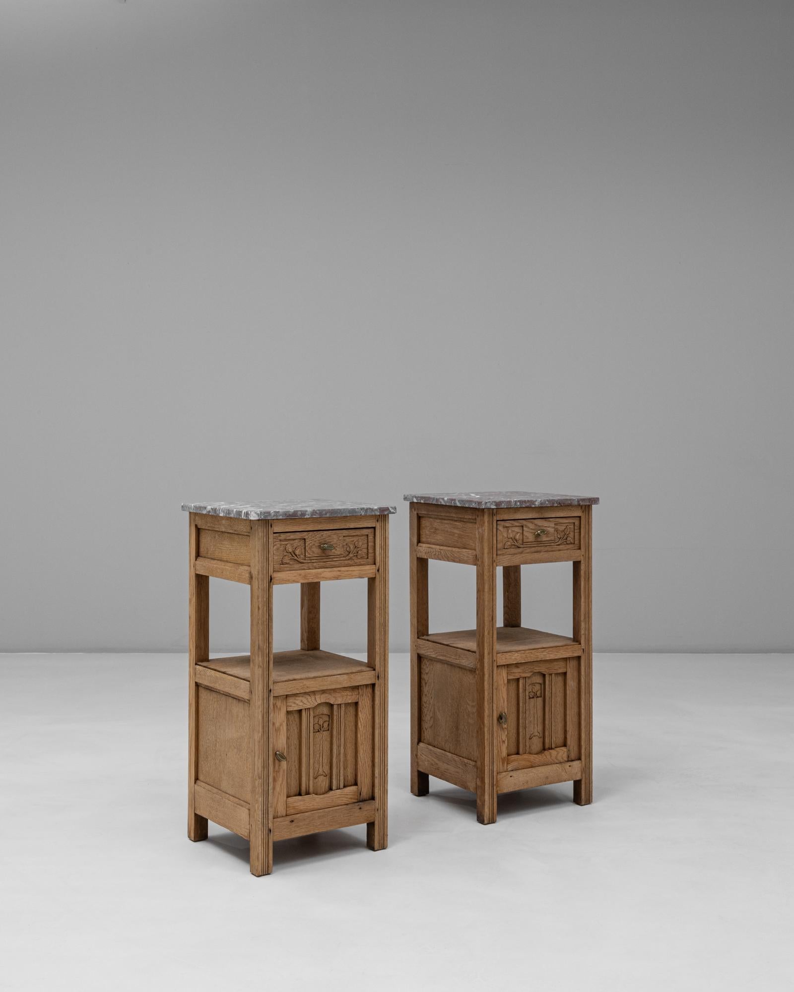 20th Century French Pair of Provincial Oak Bedside Tables With Marble Tops en vente 1