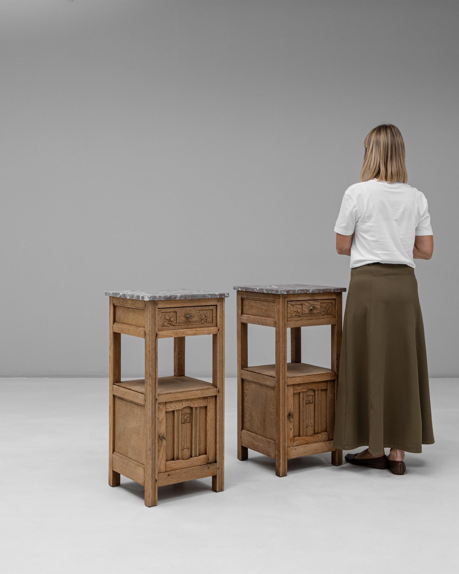 20th Century French Pair of Provincial Oak Bedside Tables With Marble Tops en vente 2