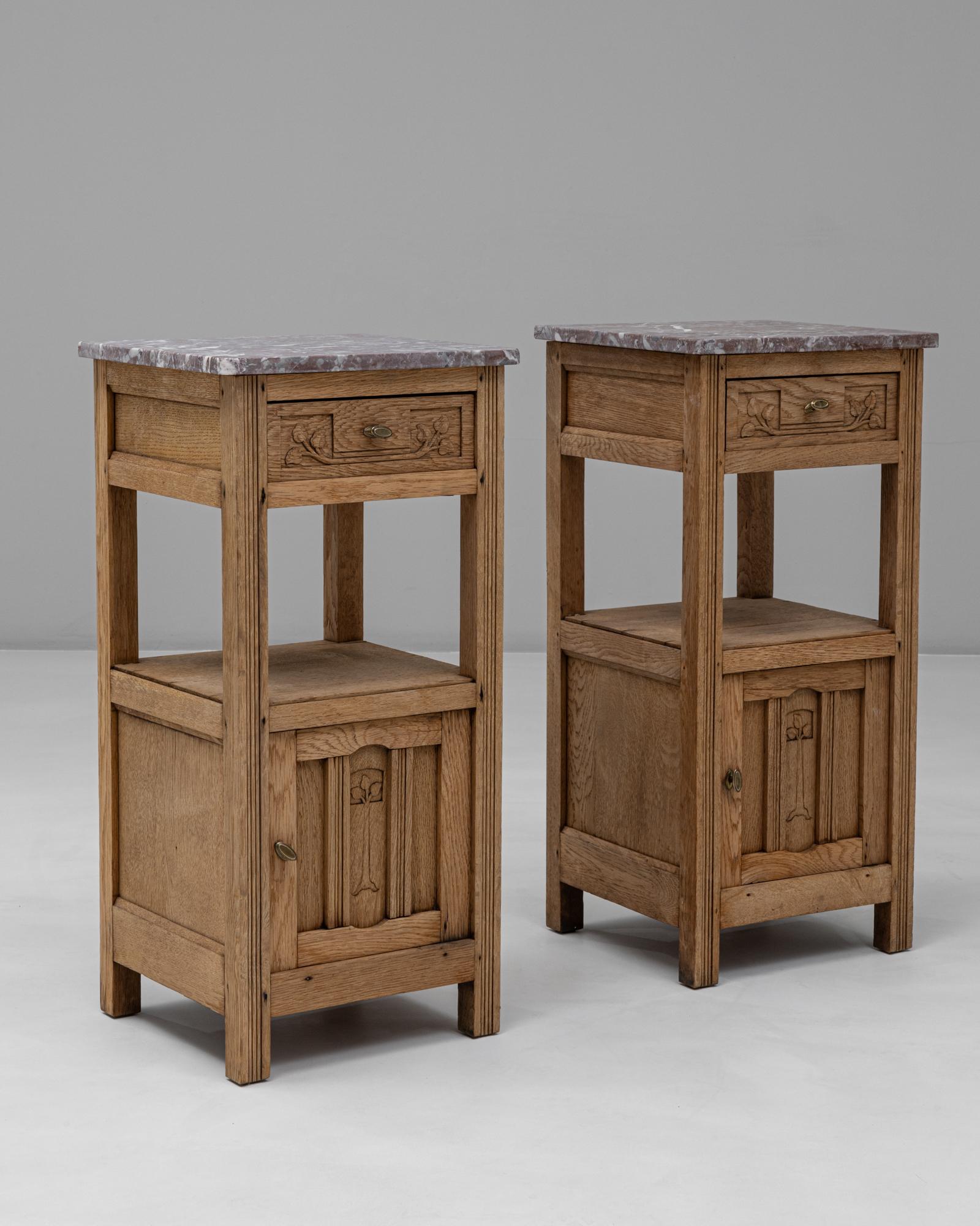 20th Century French Pair of Provincial Oak Bedside Tables With Marble Tops en vente 3