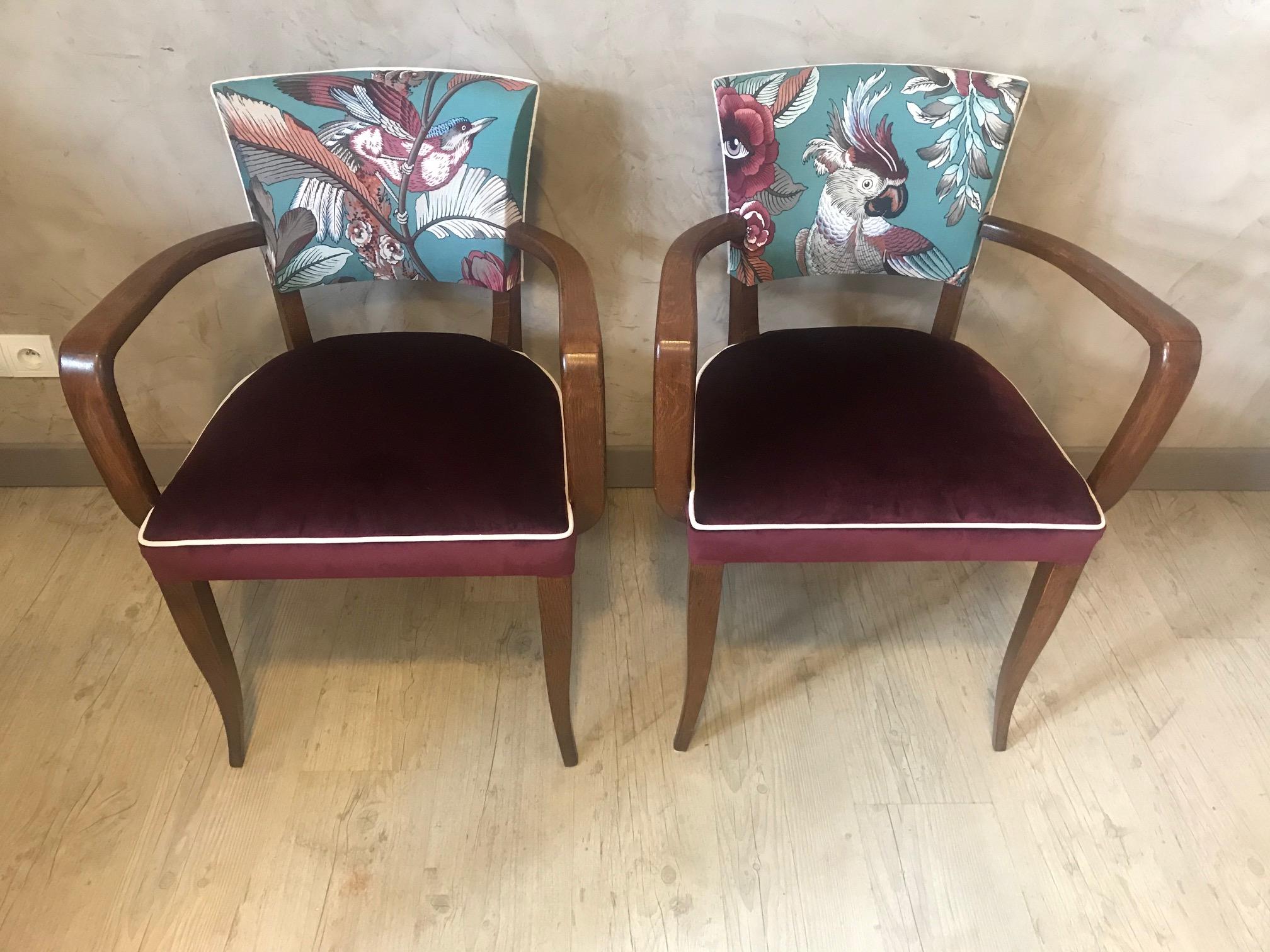 Beautiful pair of French reupholstered armchair from the 1920s.
Has been reupholstered with a Bordeaux velvet and a jungle fabric made by Guell Lamadrid.
Very nice quality and condition. White finish braid.
Very rare.