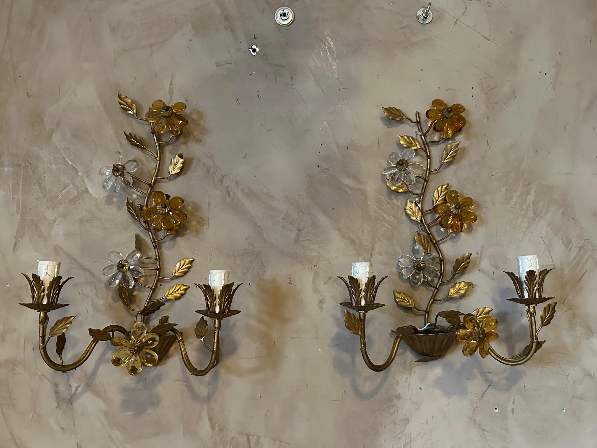 Very beautiful pair of gold metal wall lights from the 70s in very good condition.
In the style of Maison Baguès. Decorated with metal leaves and clear and orange glass flowers.
Electrification in good condition.
Very nice quality.