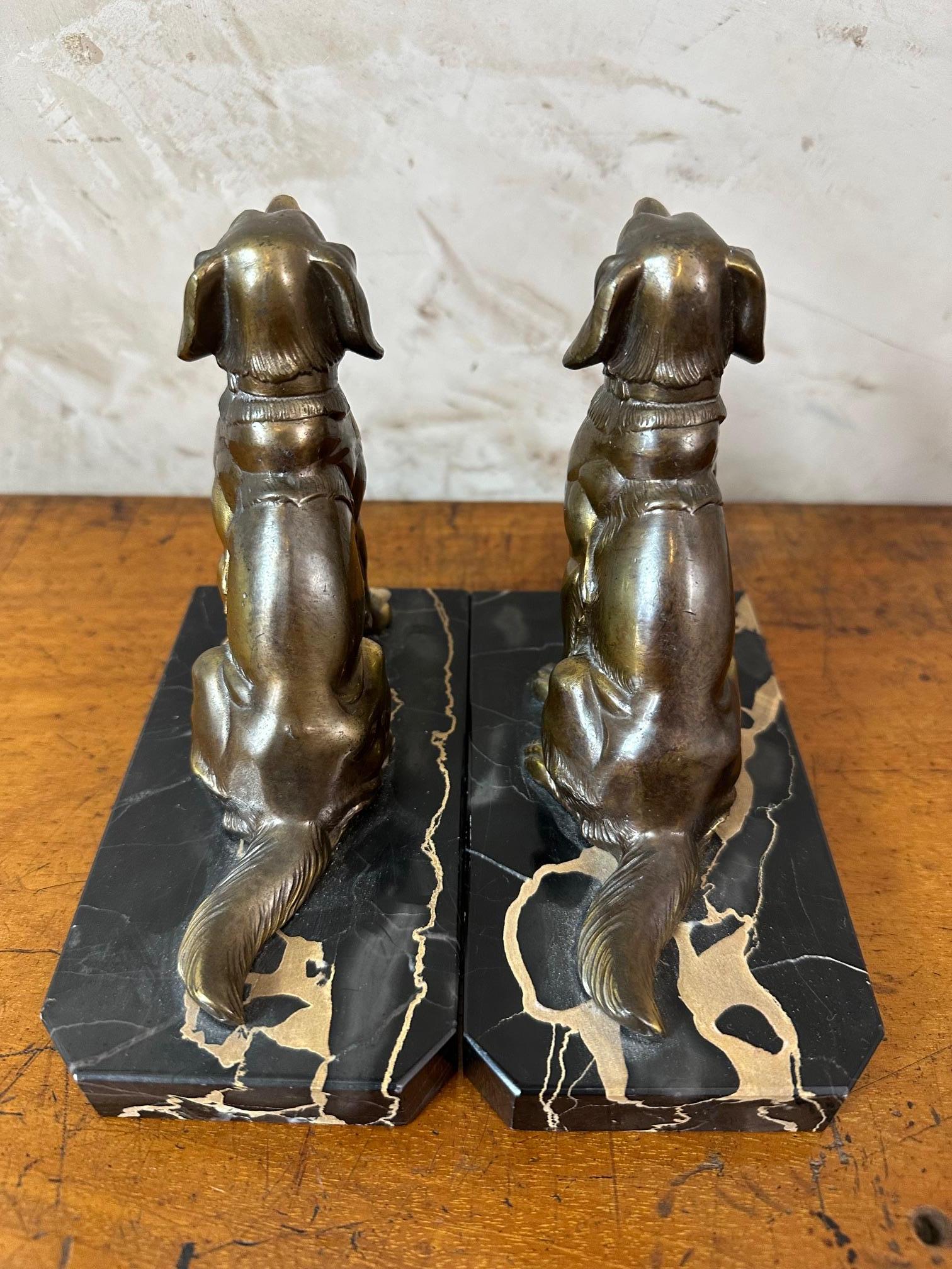 Coppia di reggilibri a forma di cane in spelta del XX secolo in Francia in vendita 4