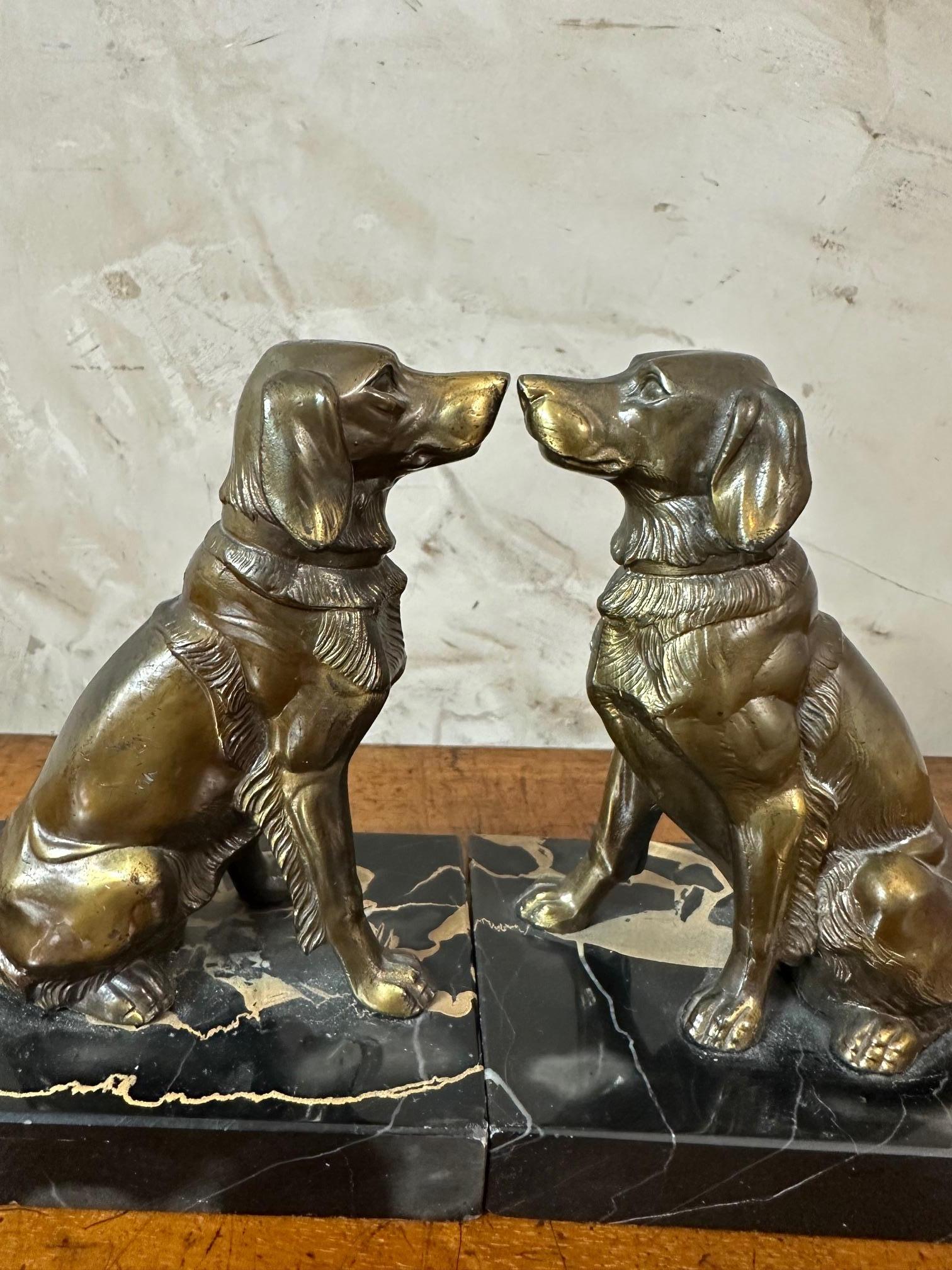 Coppia di reggilibri a forma di cane in spelta del XX secolo in Francia in vendita 5