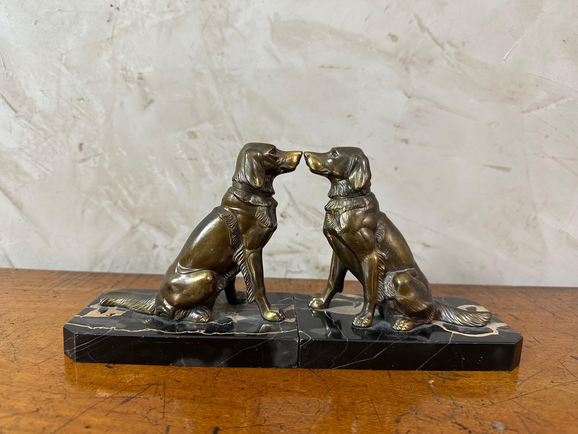 Coppia di reggilibri a forma di cane in spelta del XX secolo in Francia In condizioni buone in vendita a LEGNY, FR
