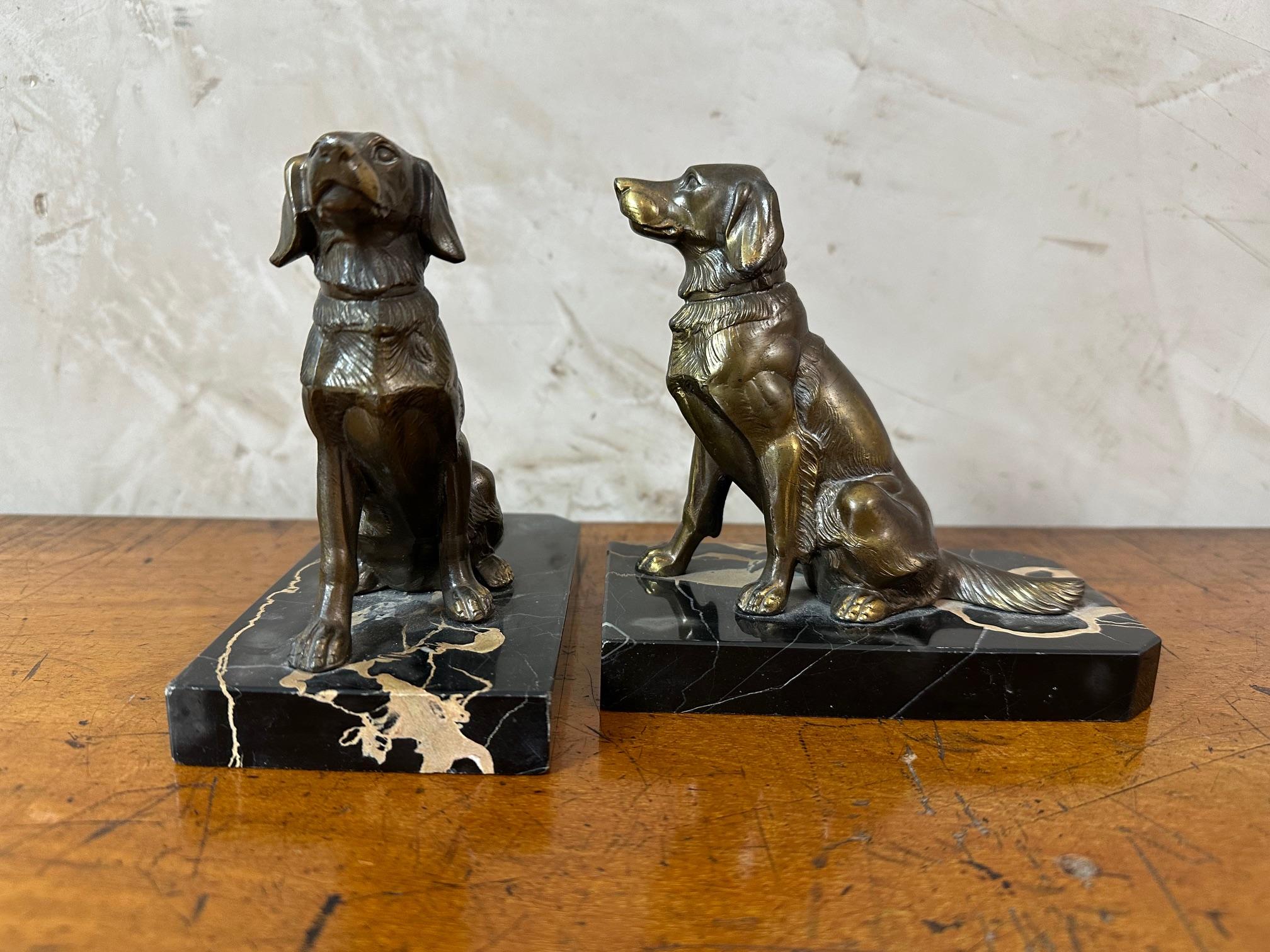 Metà XX secolo Coppia di reggilibri a forma di cane in spelta del XX secolo in Francia in vendita
