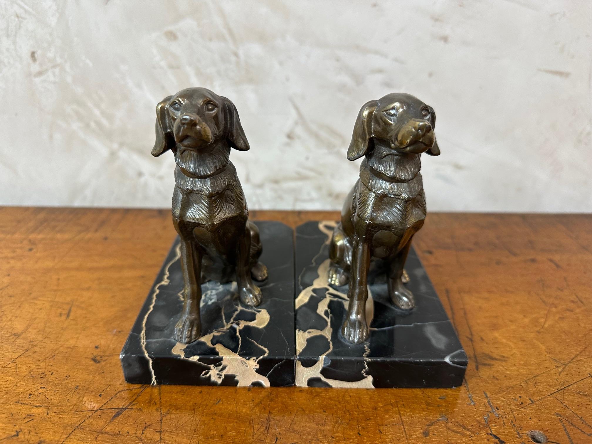 Coppia di reggilibri a forma di cane in spelta del XX secolo in Francia in vendita 1