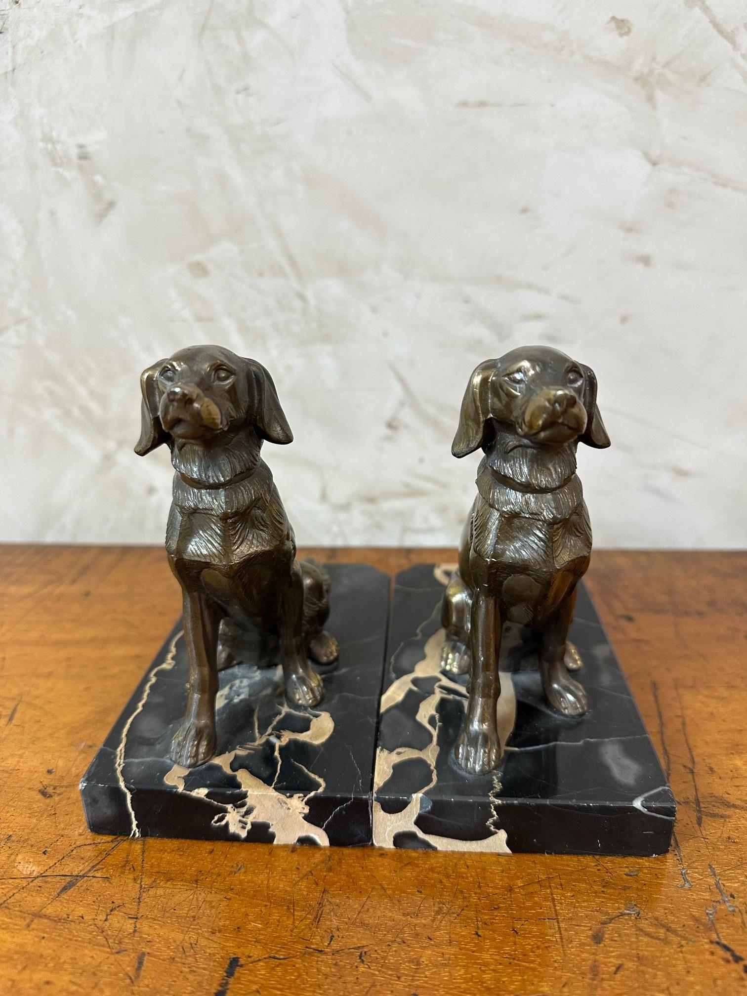 Coppia di reggilibri a forma di cane in spelta del XX secolo in Francia in vendita 2
